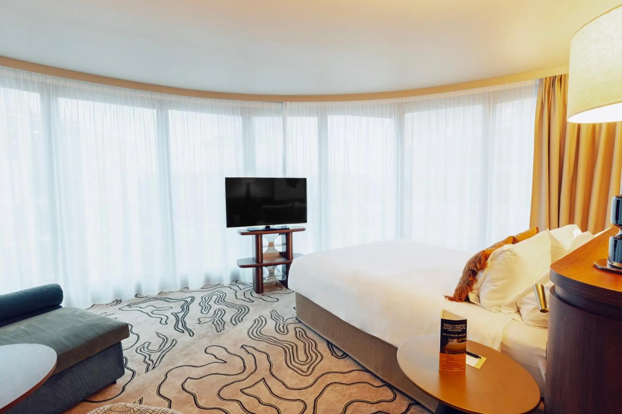 Photo of the whole room, Bed in Voco Paris - Porte de Clichy