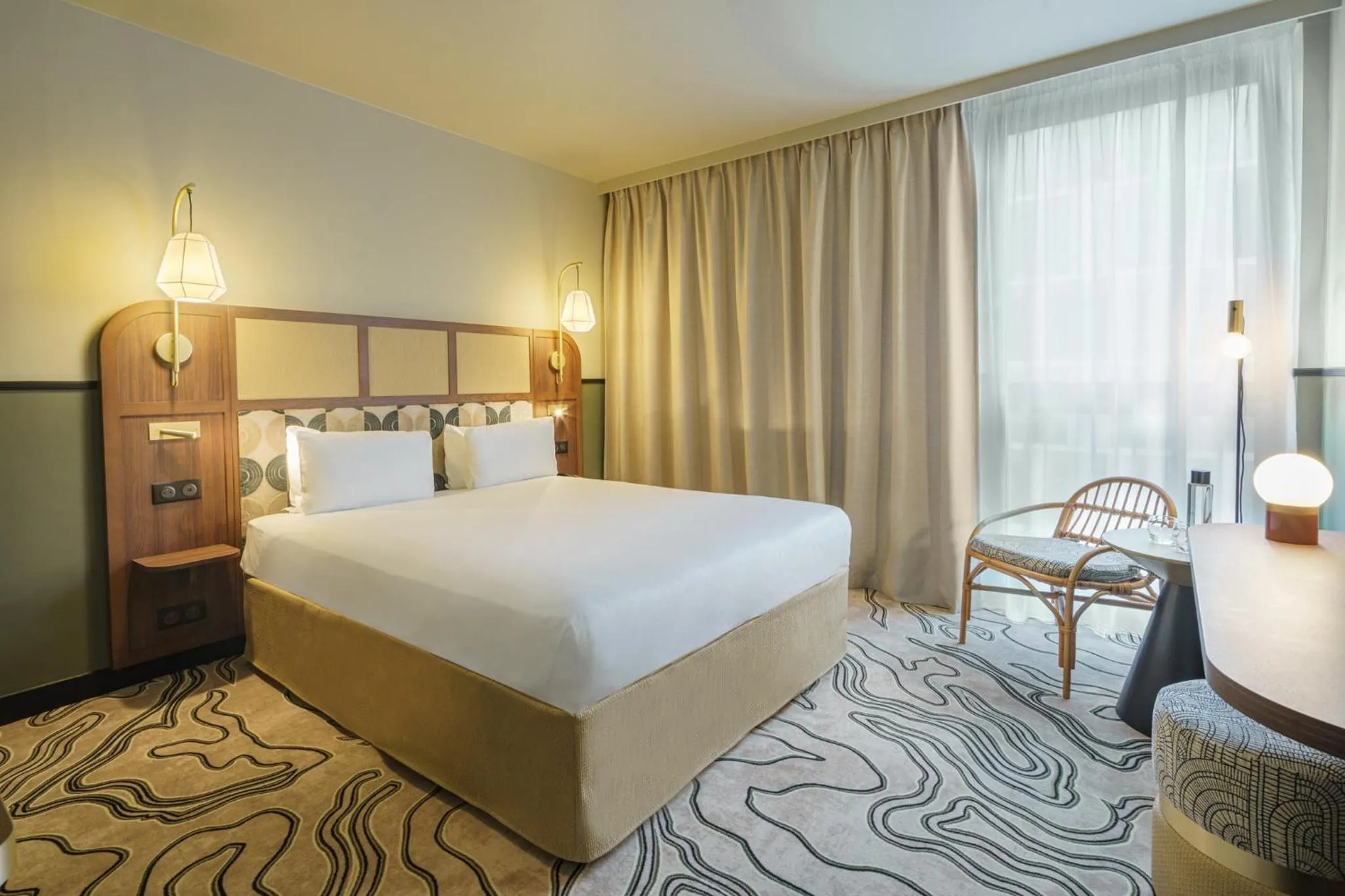 Photo of the whole room, Bed in Voco Paris - Porte de Clichy