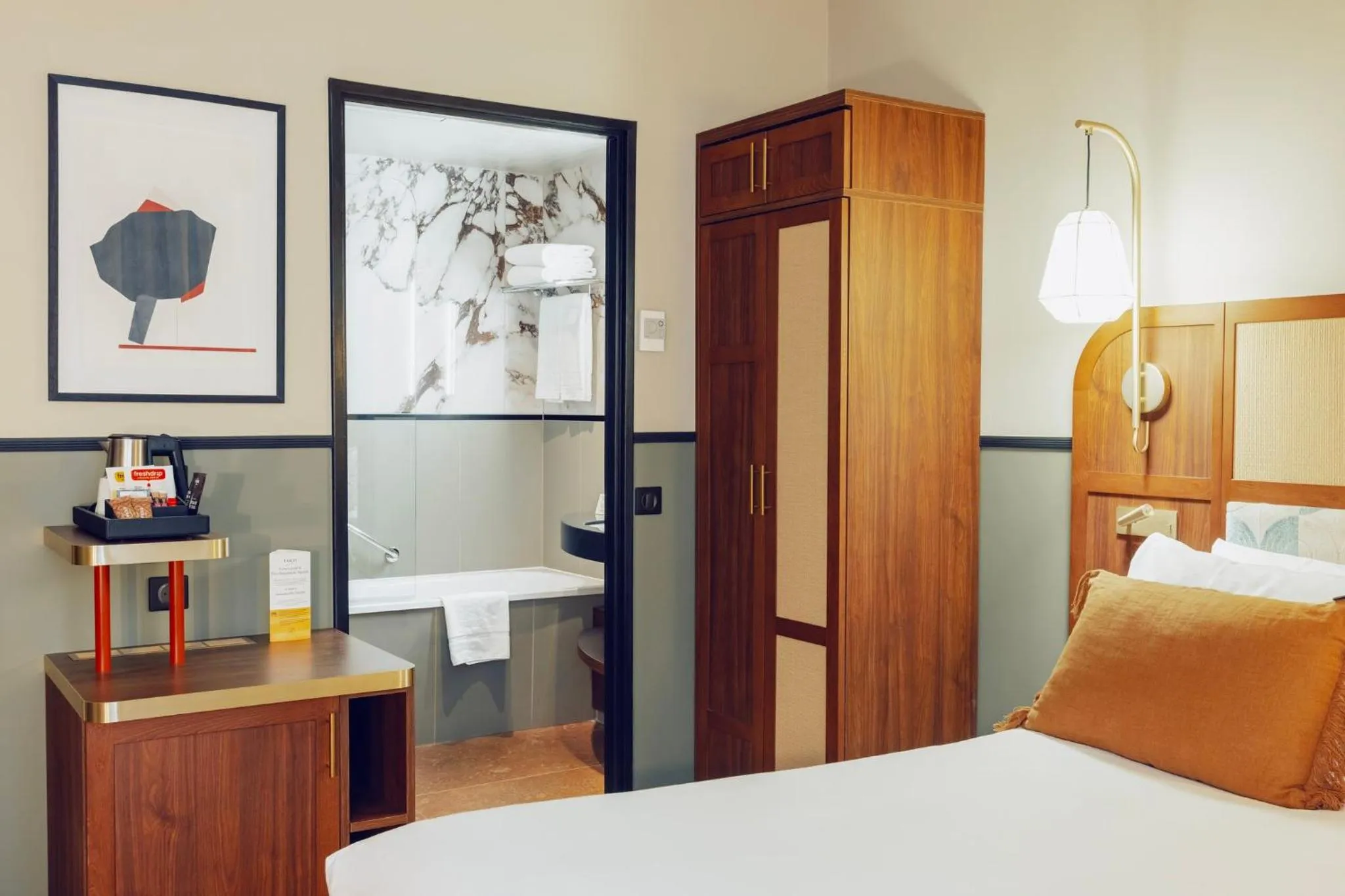 Photo of the whole room, Bed in Voco Paris - Porte de Clichy