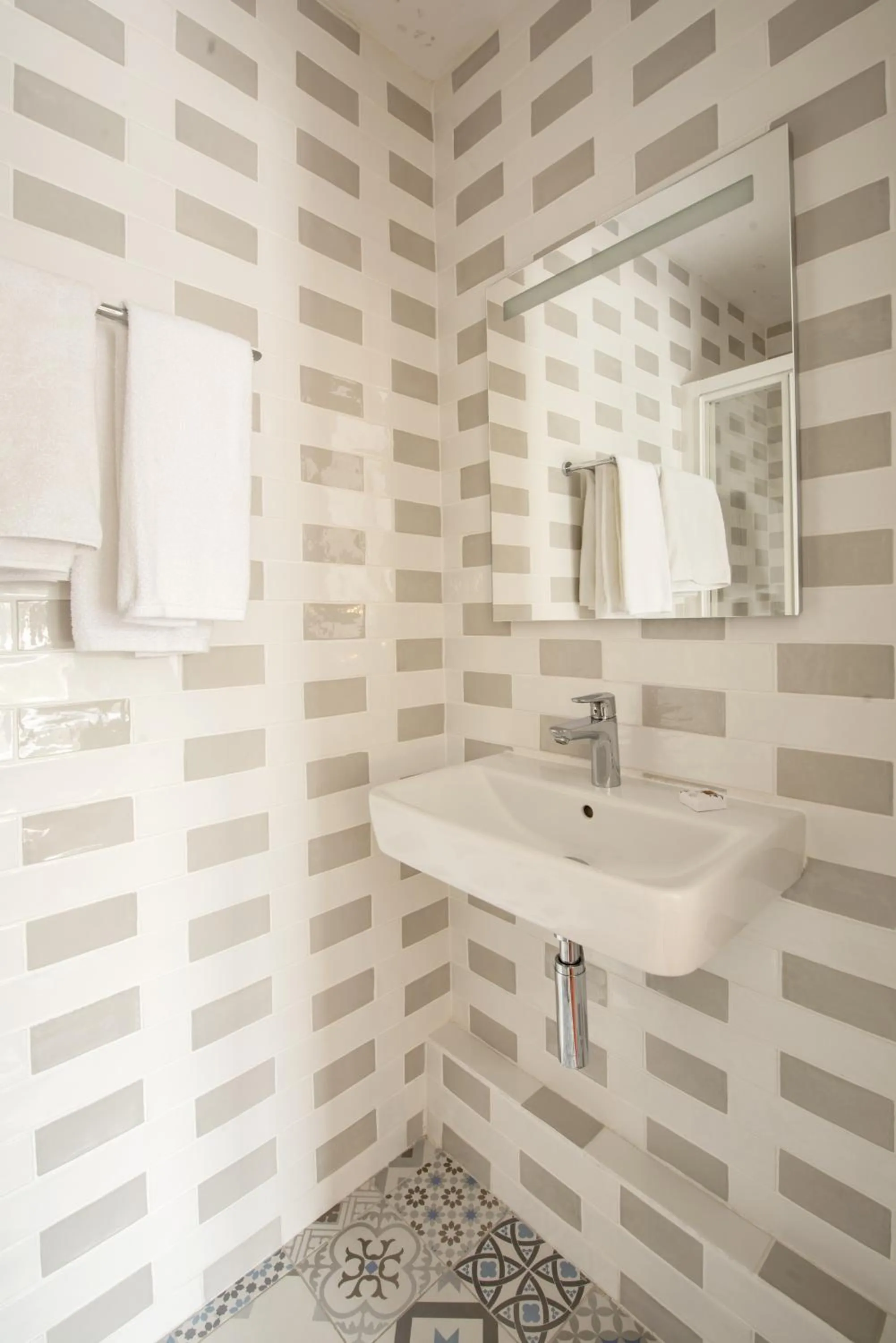 Bathroom in Hôtel des Batignolles