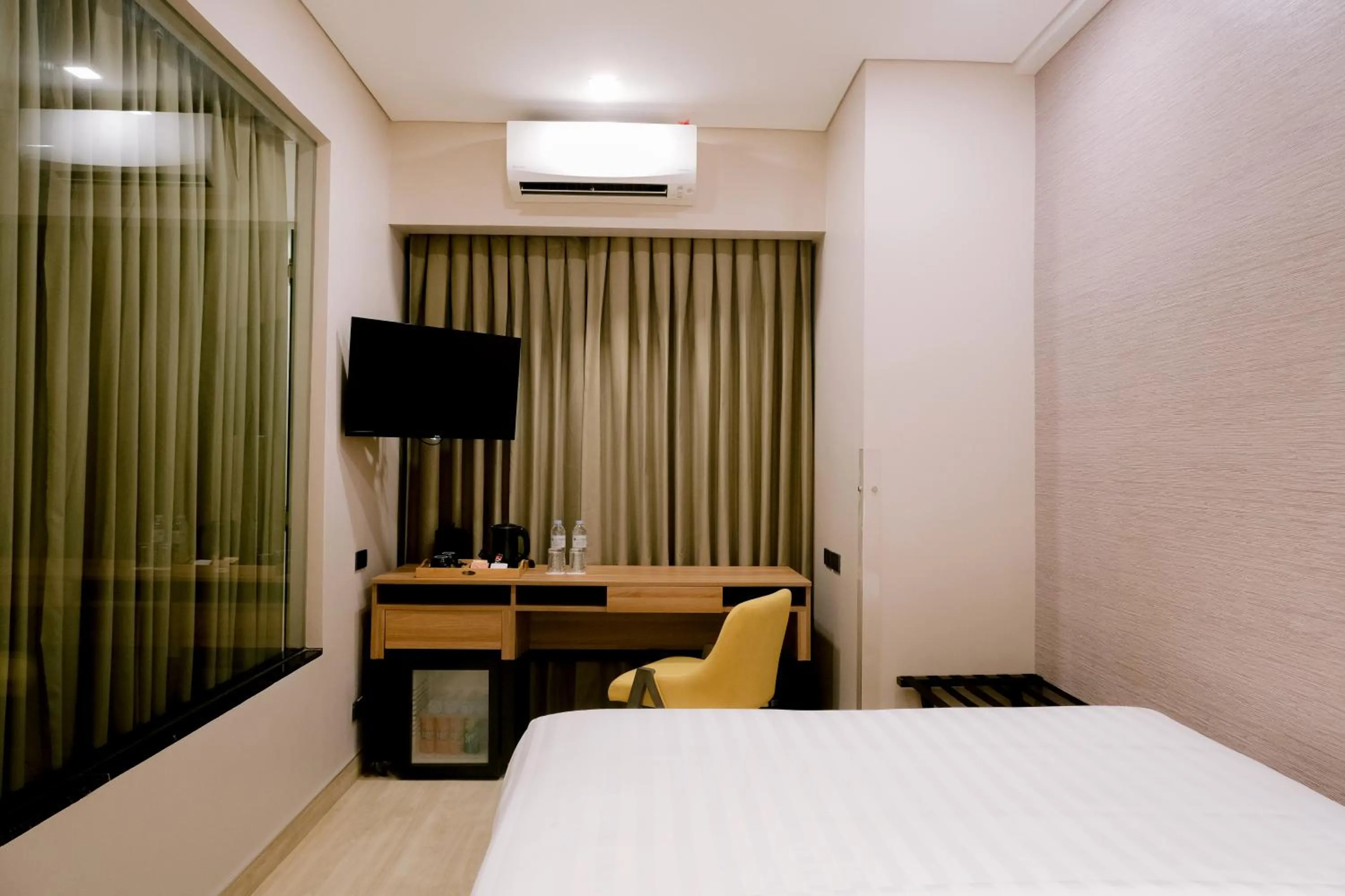 TV and multimedia, Bed in Goldberry Suites and Hotel Cebu
