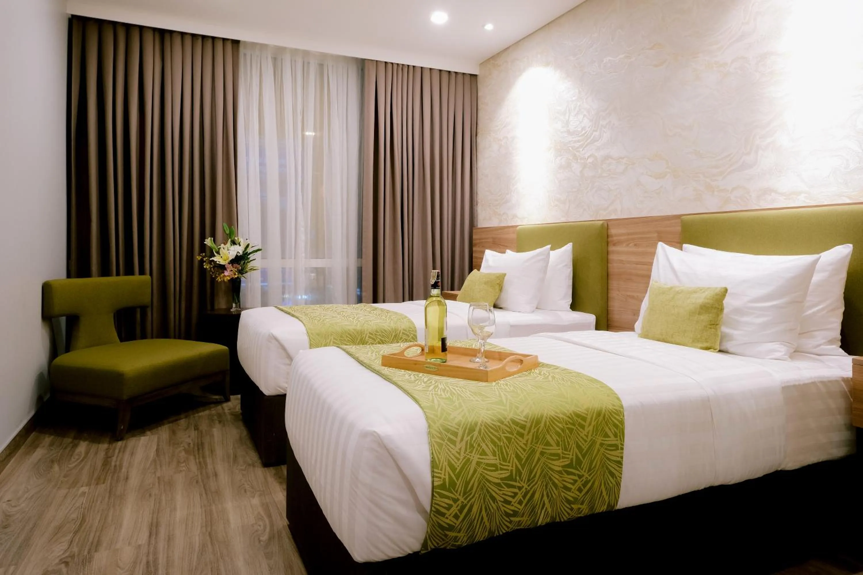 Breakfast, Bed in Goldberry Suites and Hotel Cebu