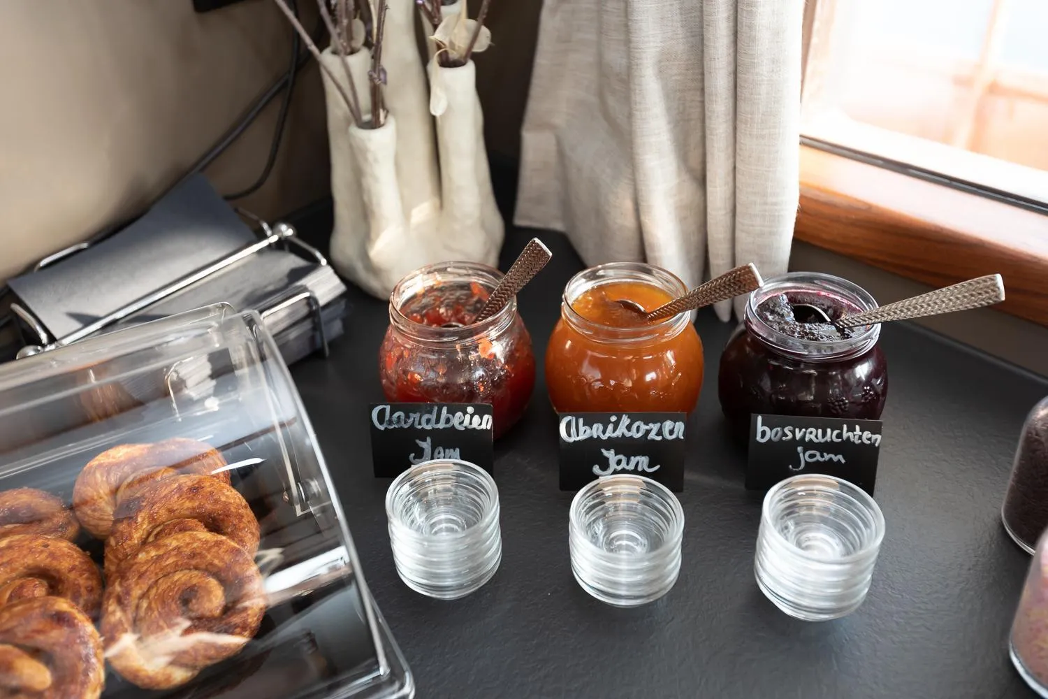 Breakfast in Hotelboot Koningin Emma I Kloeg Collection