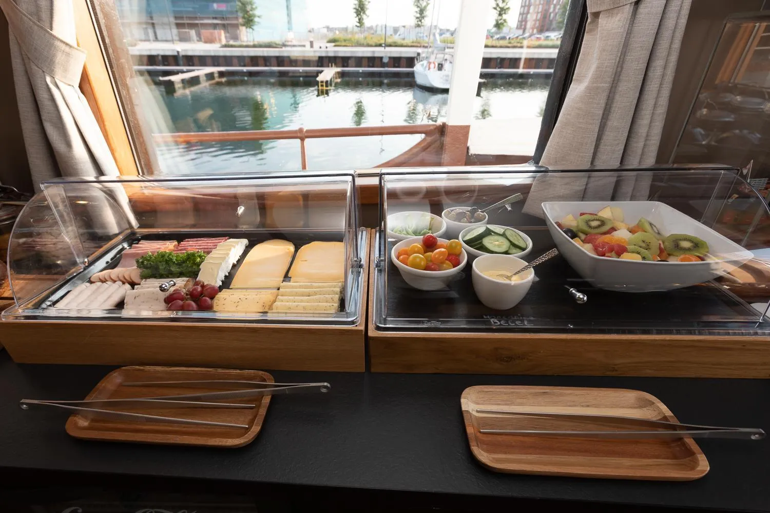 Breakfast in Hotelboot Koningin Emma I Kloeg Collection