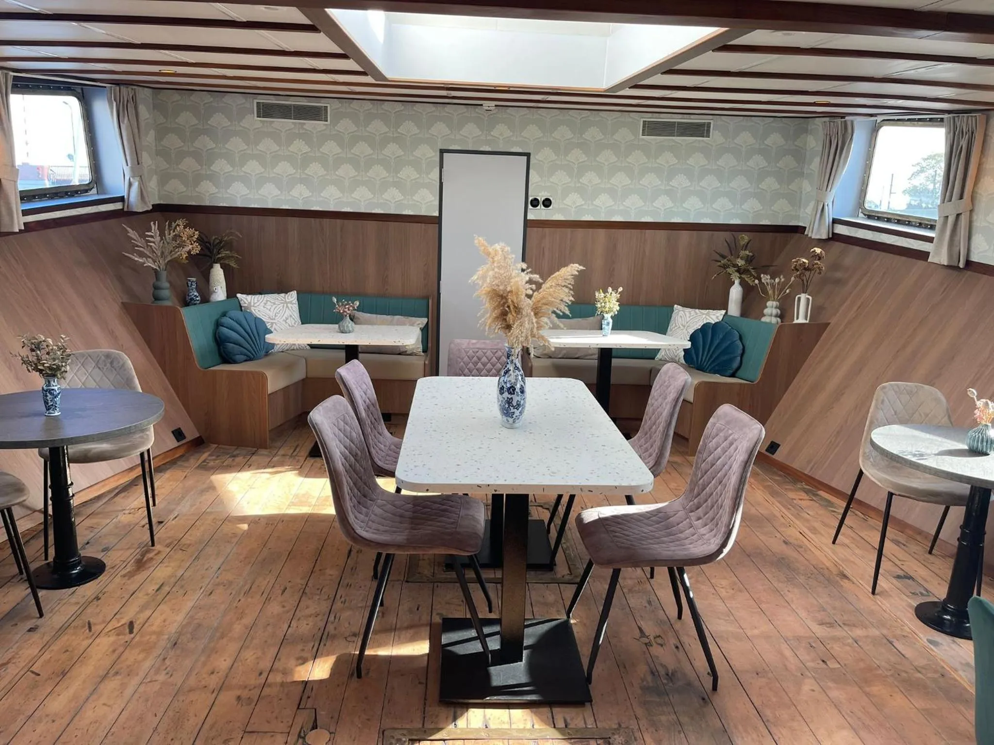 Breakfast in Hotelboot Koningin Emma I Kloeg Collection