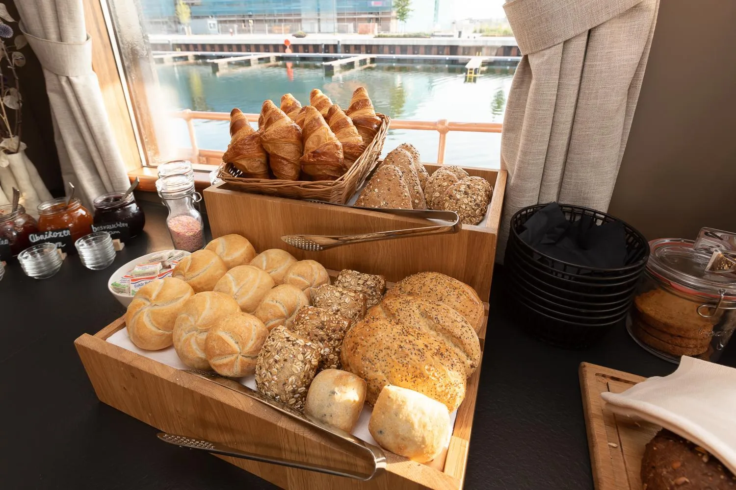 Breakfast in Hotelboot Koningin Emma I Kloeg Collection