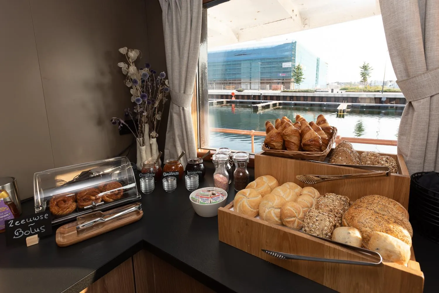 Breakfast in Hotelboot Koningin Emma I Kloeg Collection