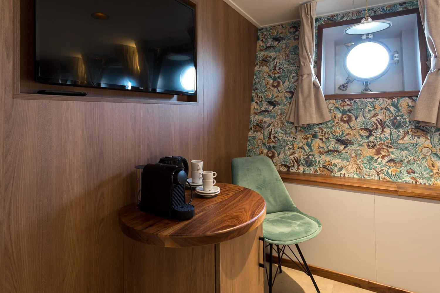 Bedroom in Hotelboot Koningin Emma I Kloeg Collection