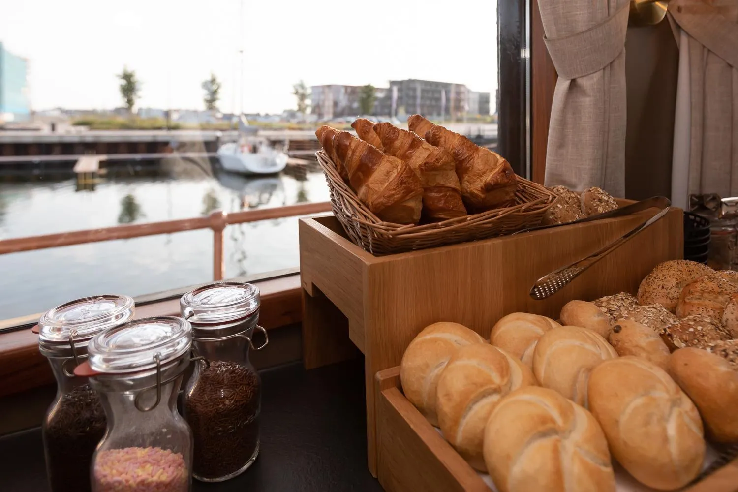 Breakfast in Hotelboot Koningin Emma I Kloeg Collection