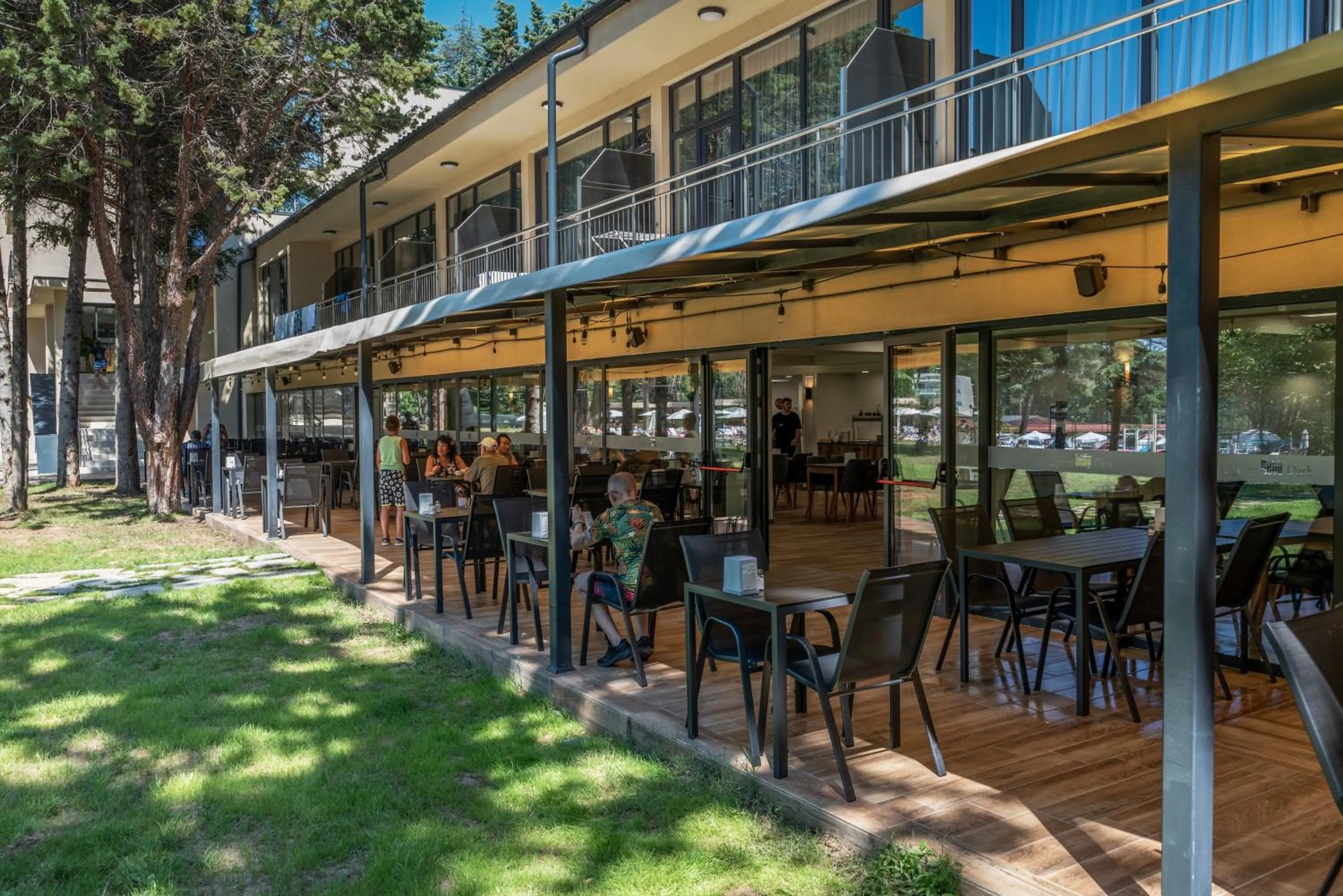 Restaurant/places to eat in Queen Nelly Park