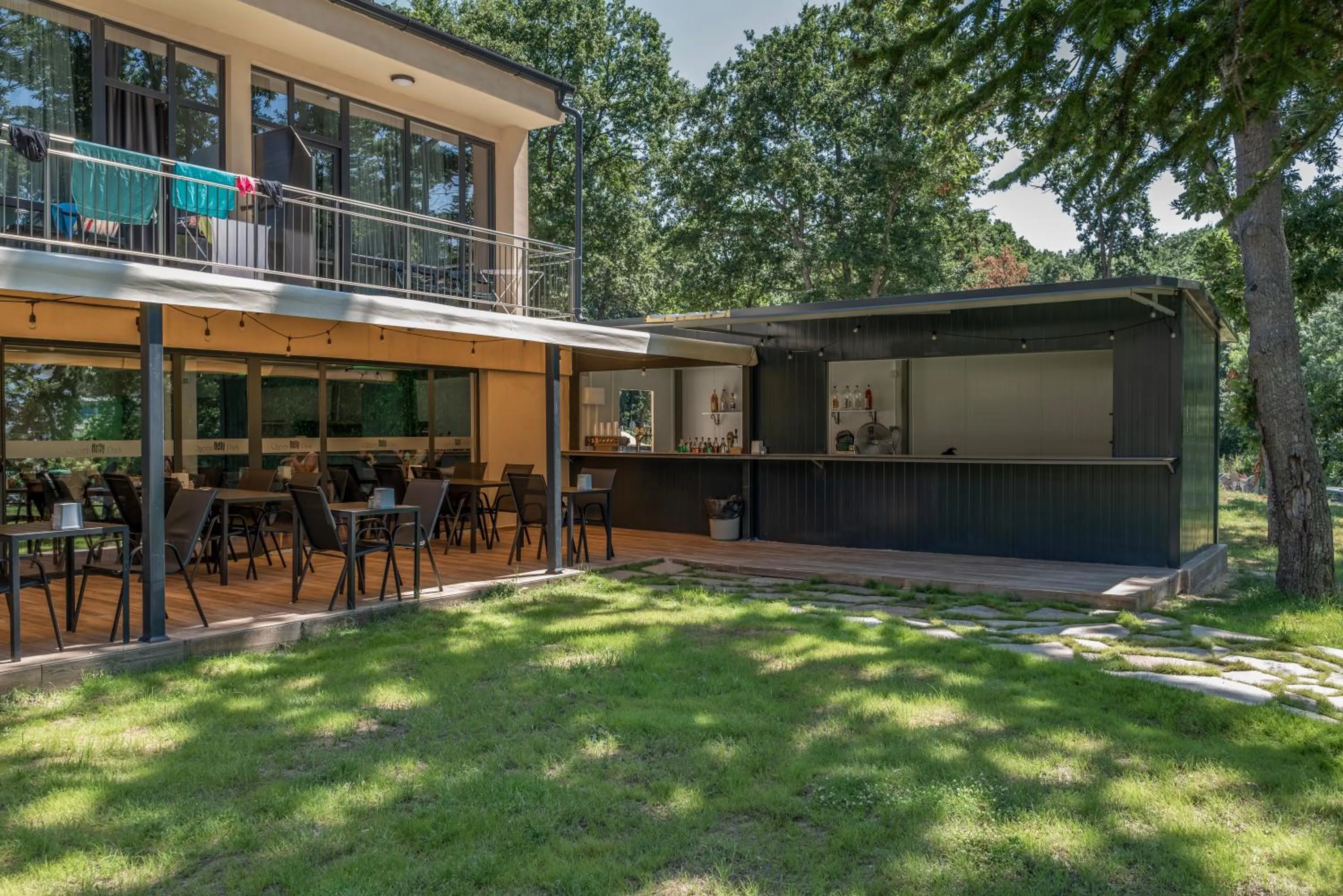 Restaurant/places to eat in Queen Nelly Park