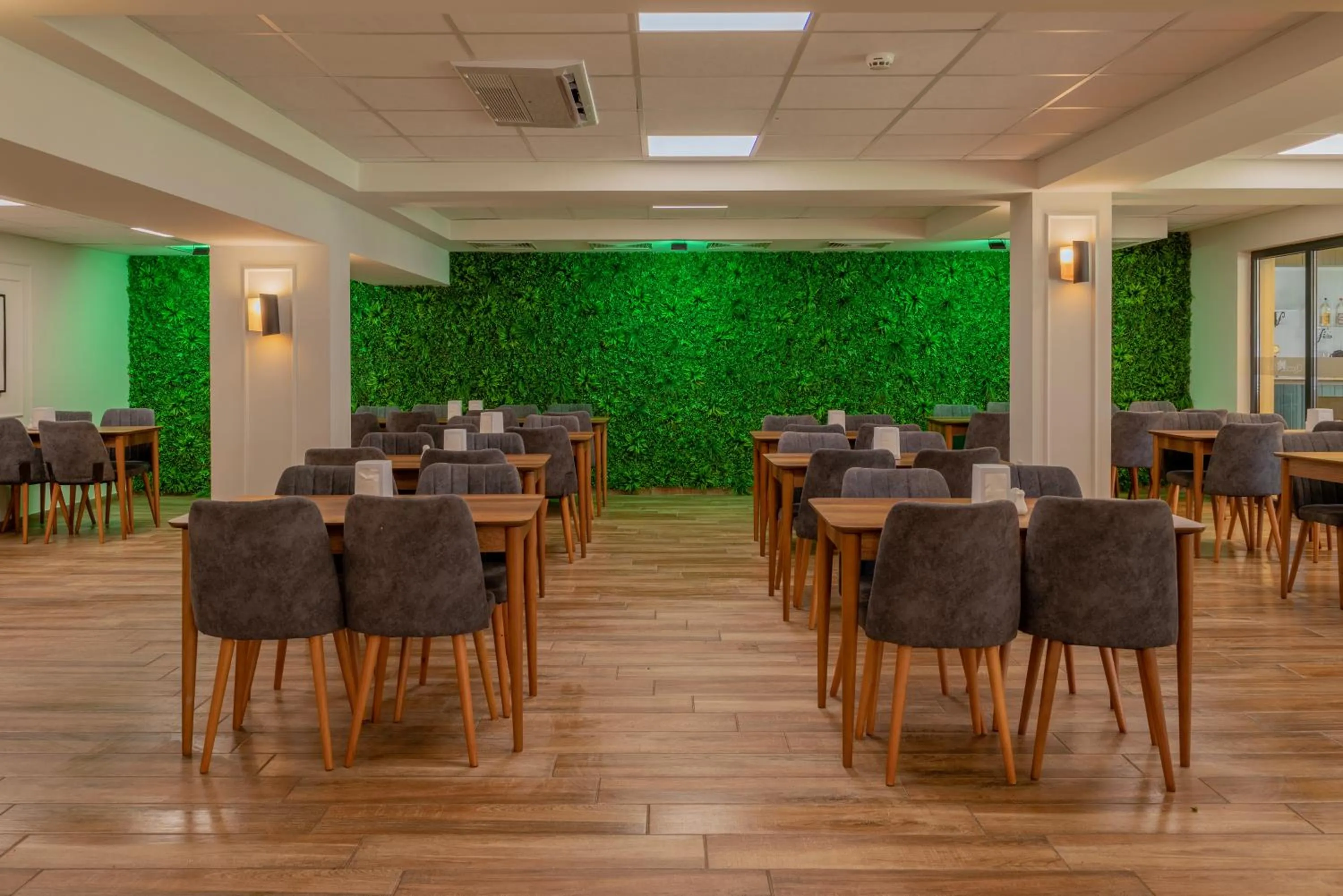 Restaurant/places to eat in Queen Nelly Park