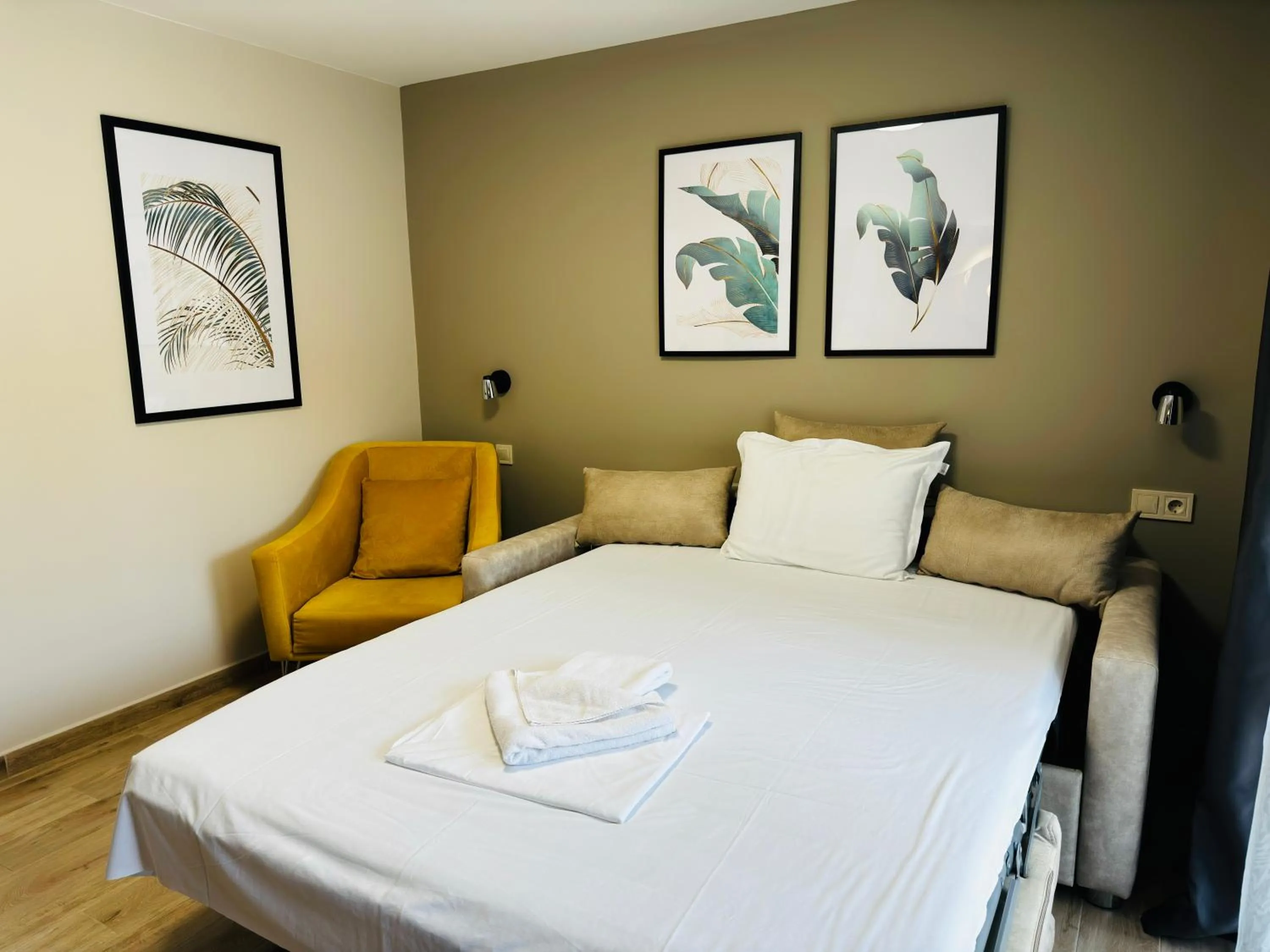 Living room, Bed in Queen Nelly Park