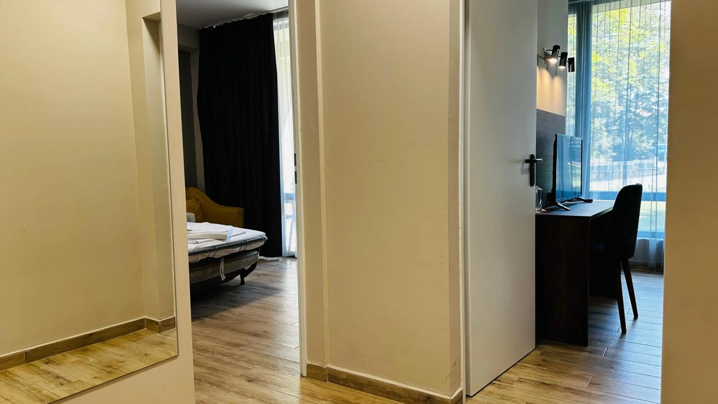 Photo of the whole room, Bed in Queen Nelly Park