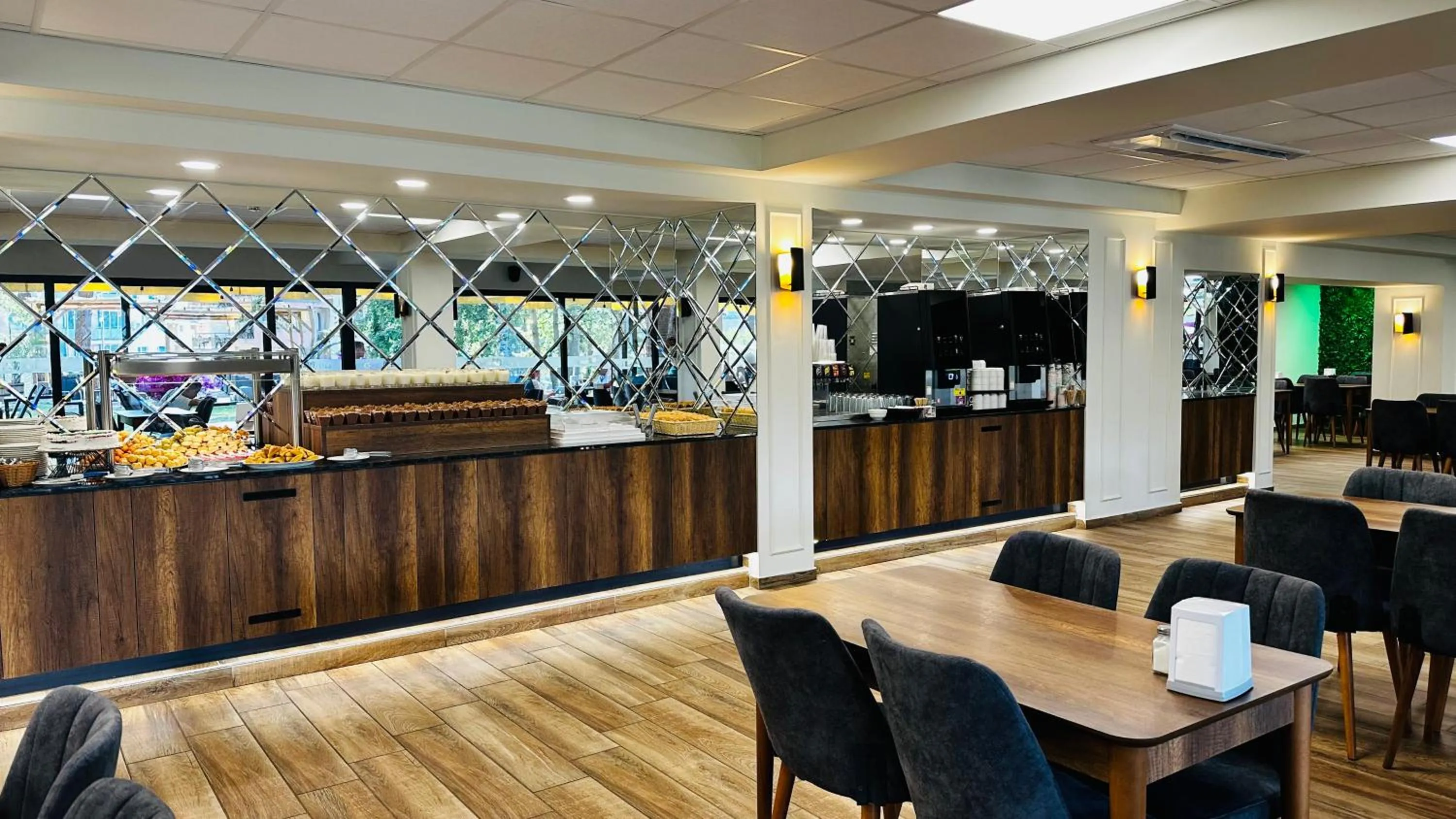 Restaurant/places to eat in Queen Nelly Park