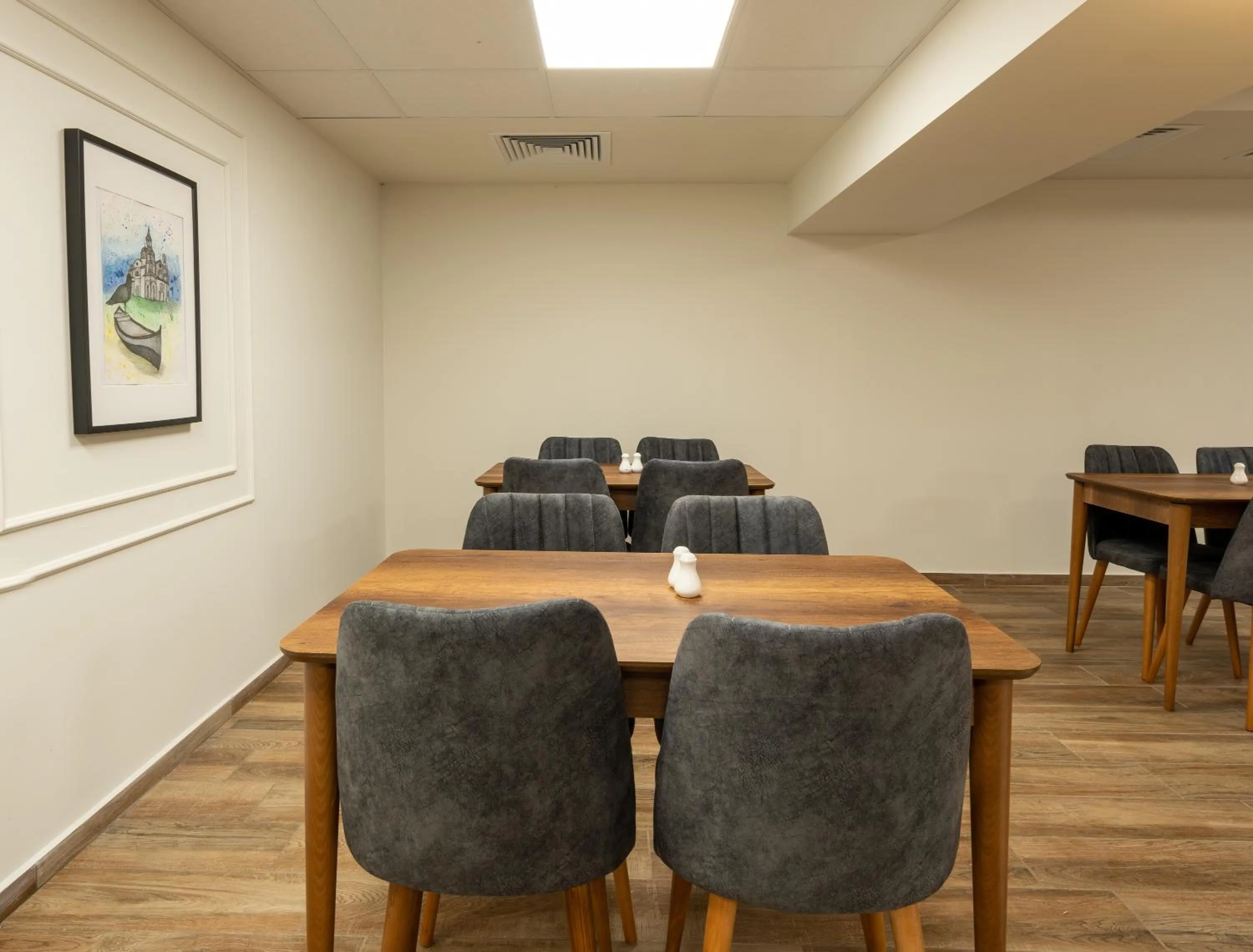 Restaurant/places to eat in Queen Nelly Park