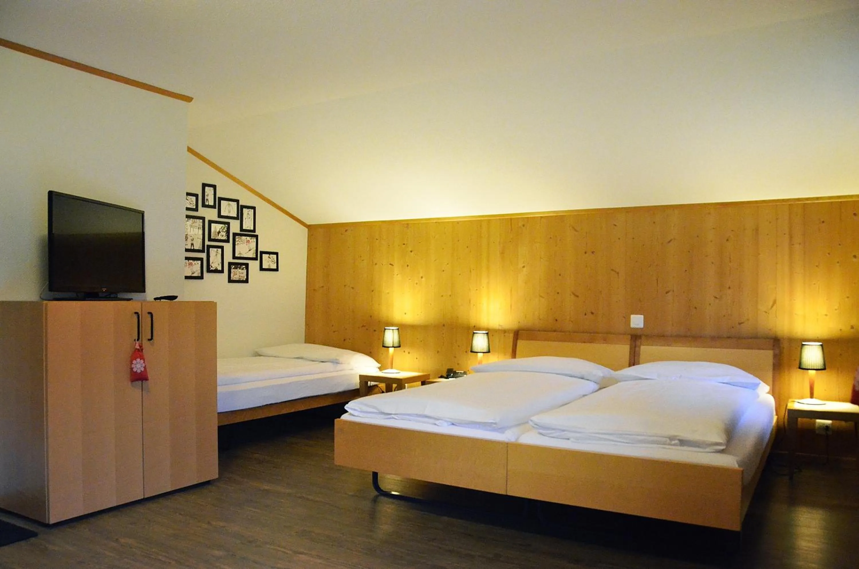 Photo of the whole room, Bed in Hotel Garni Hostatt