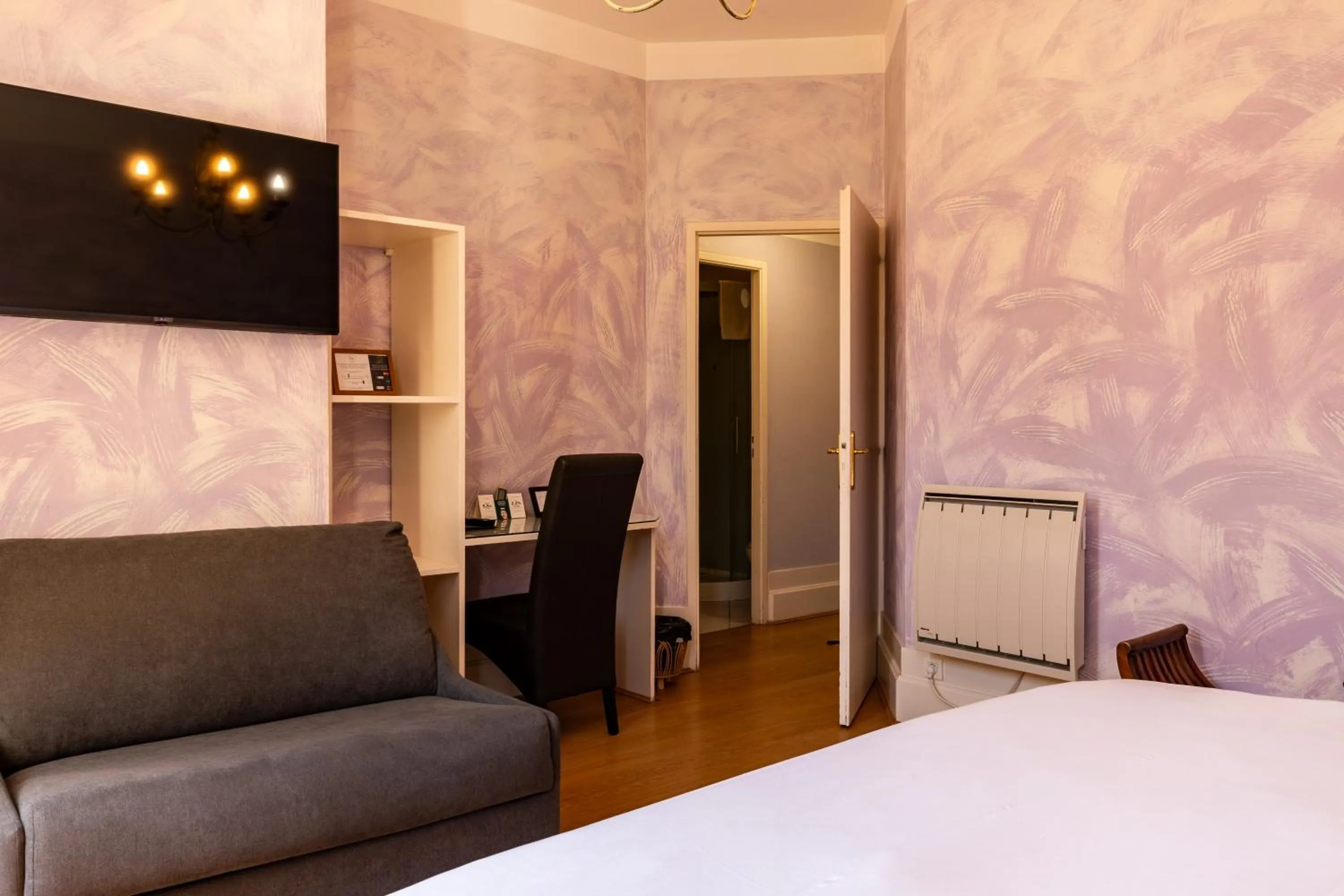 Bed in Logis Hôtel de la Tour Libourne