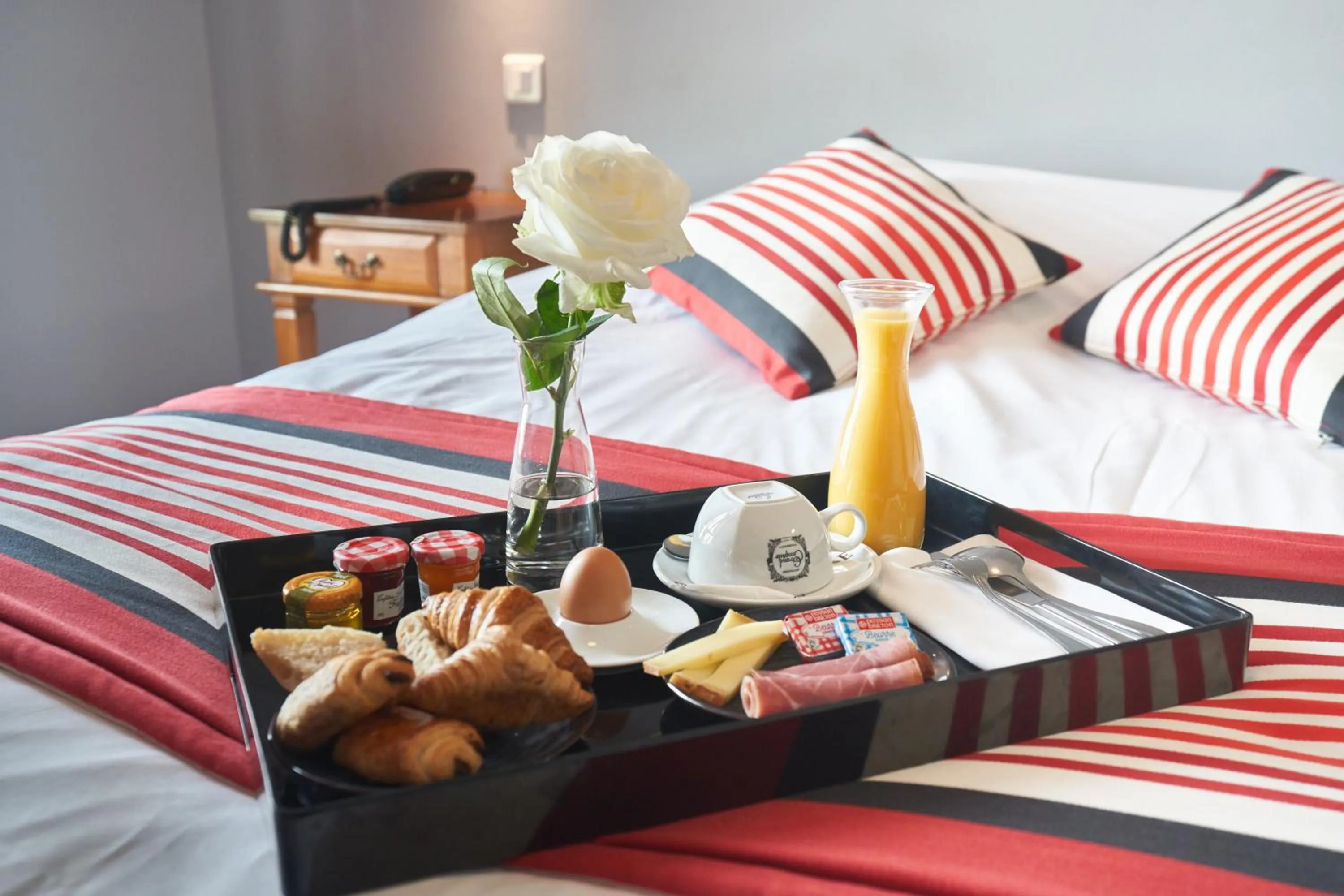 Food close-up, Bed in Logis Hôtel de la Tour Libourne