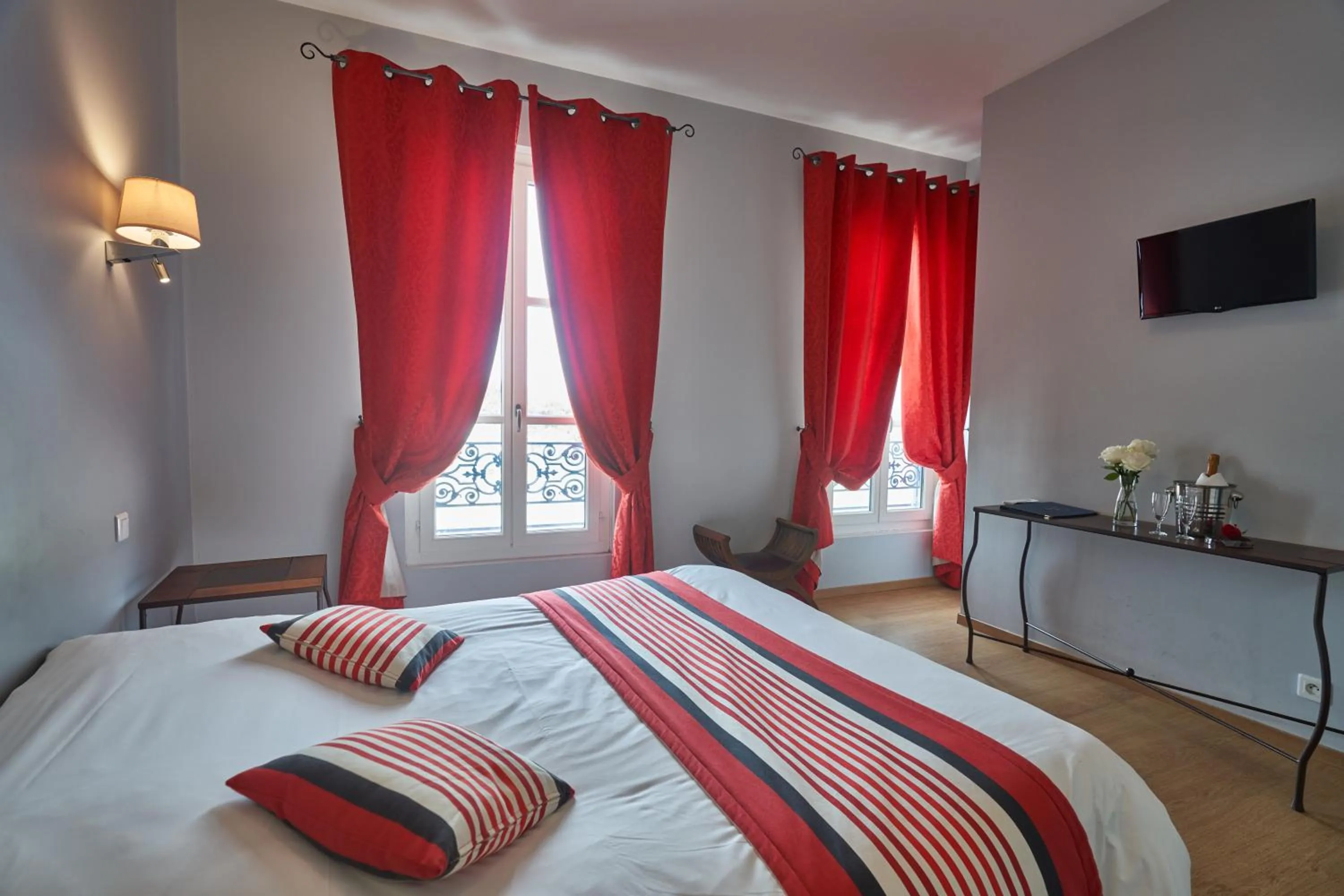 Bed in Logis Hôtel de la Tour Libourne