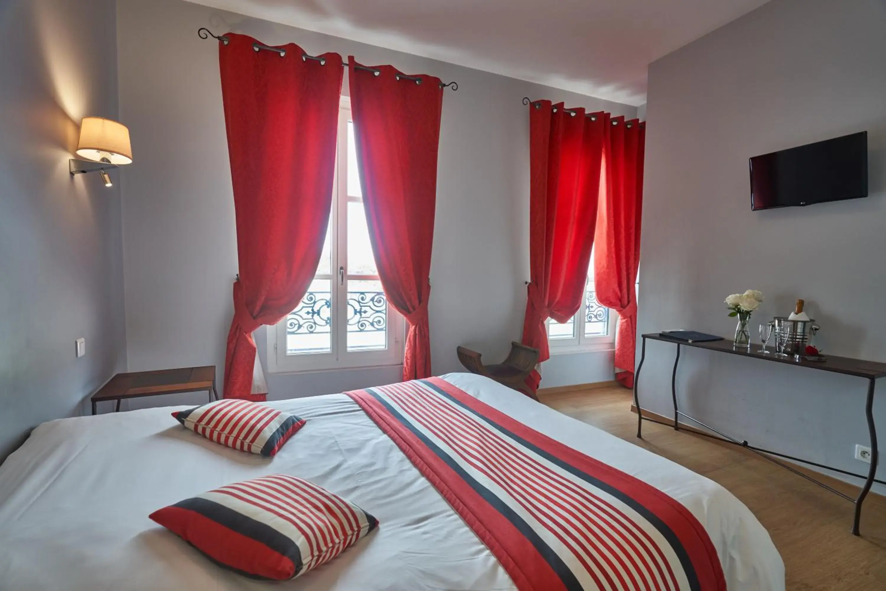 Double Room in Logis Hôtel de la Tour Libourne Double Room in Logis Hôtel de la Tour Libourne