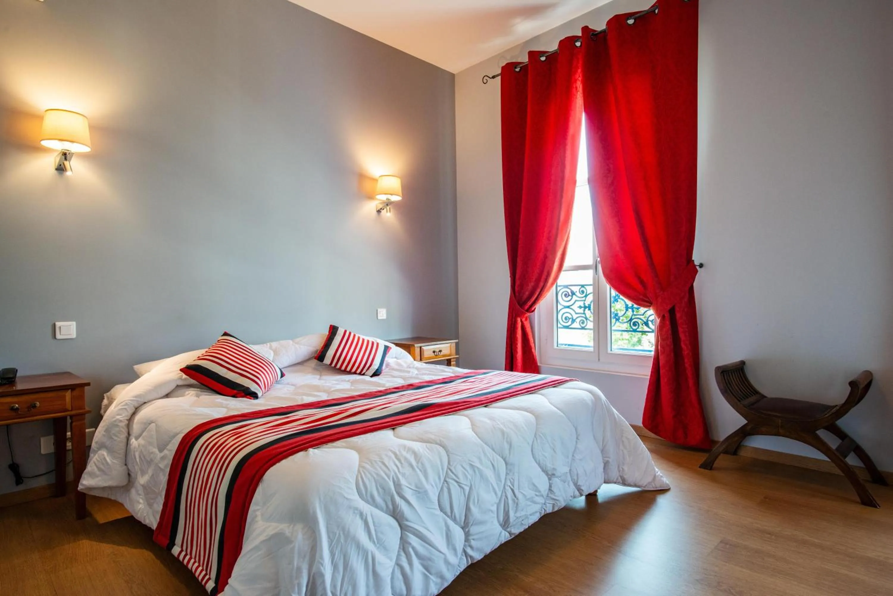 Bed in Logis Hôtel de la Tour Libourne