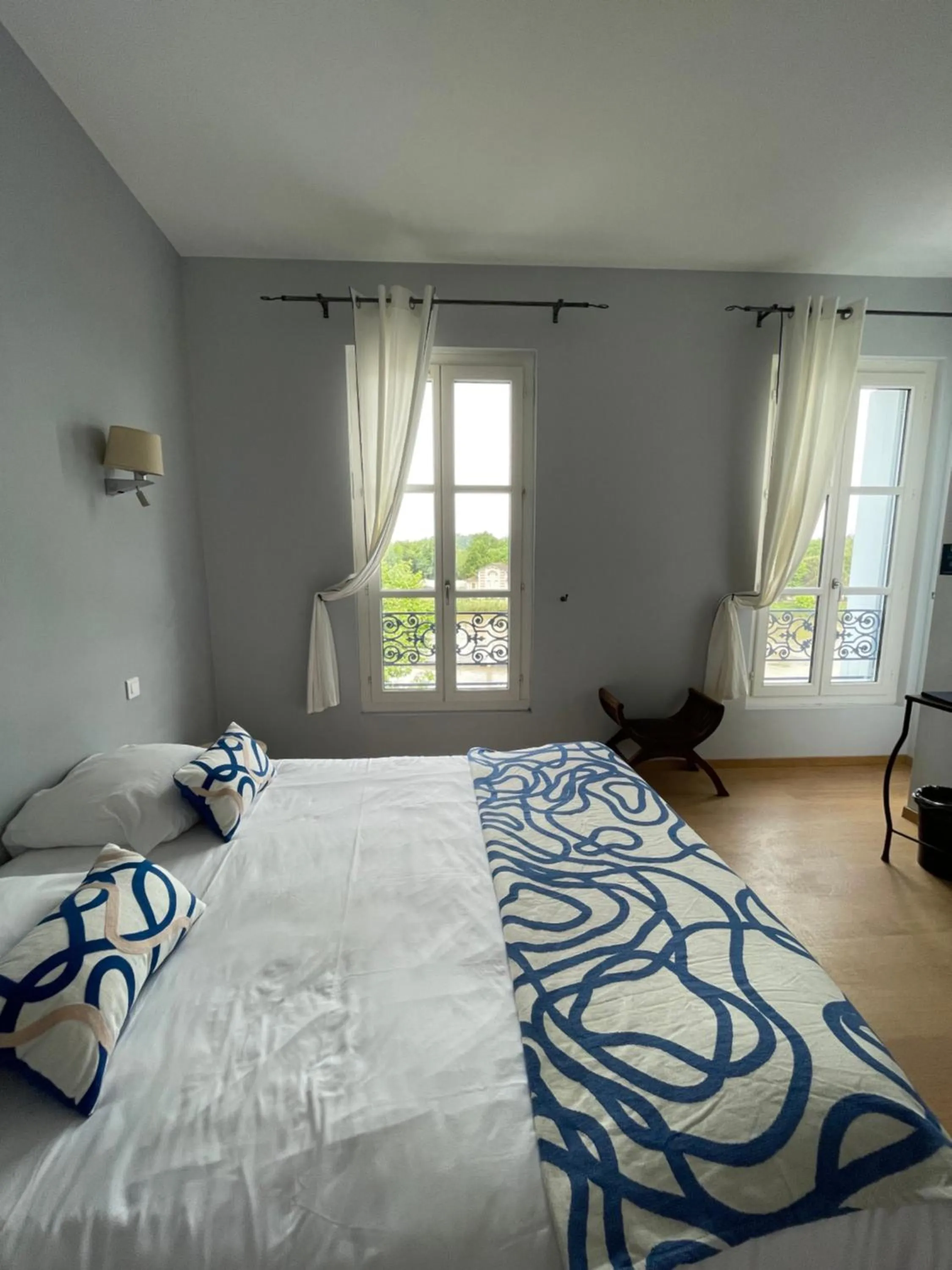 Bed in Logis Hôtel de la Tour Libourne