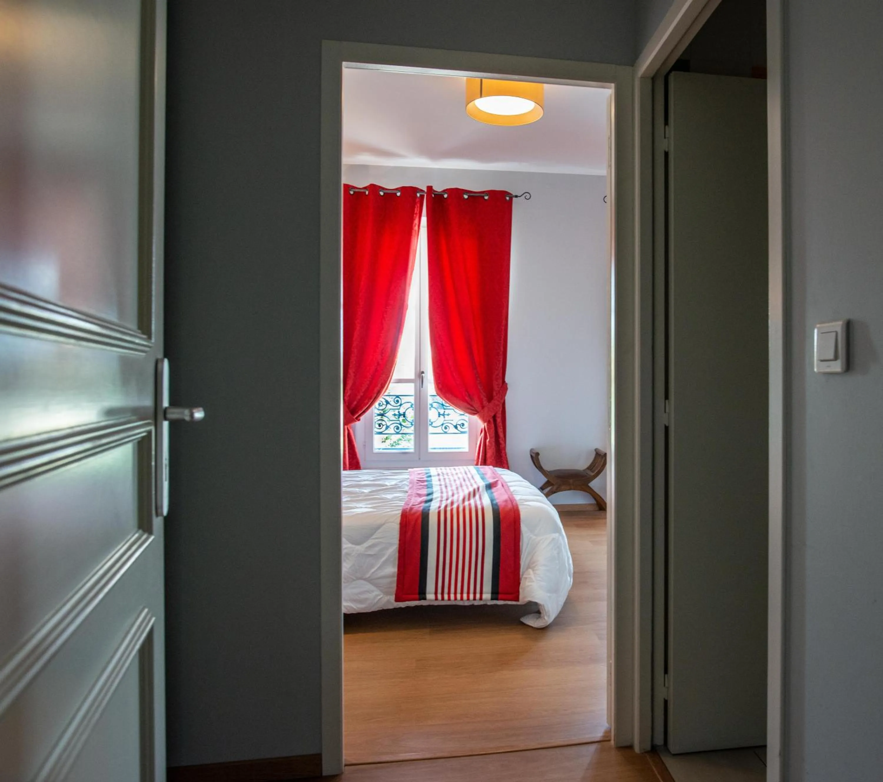 Bed in Logis Hôtel de la Tour Libourne