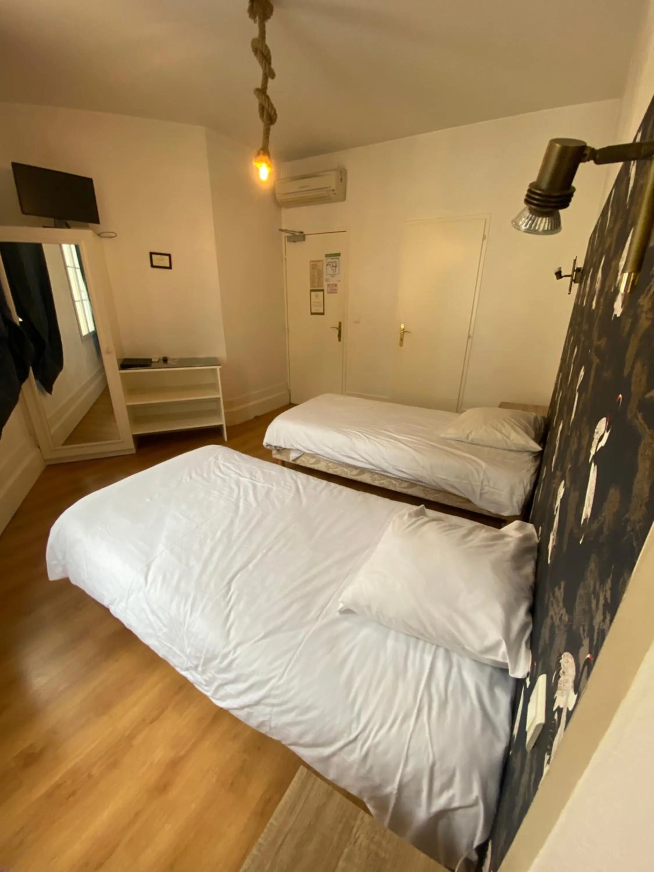 Bed in Logis Hôtel de la Tour Libourne