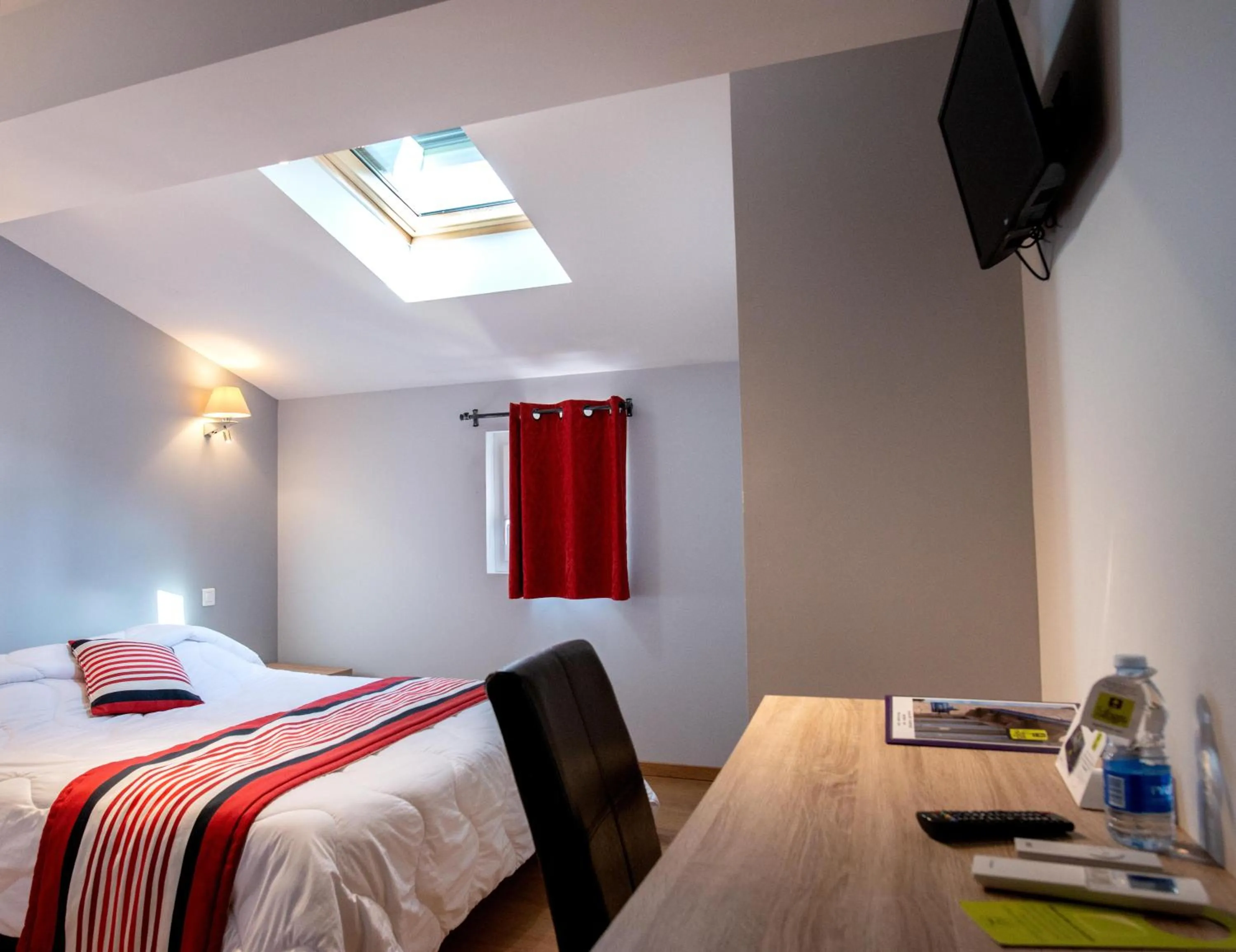 Bed in Logis Hôtel de la Tour Libourne