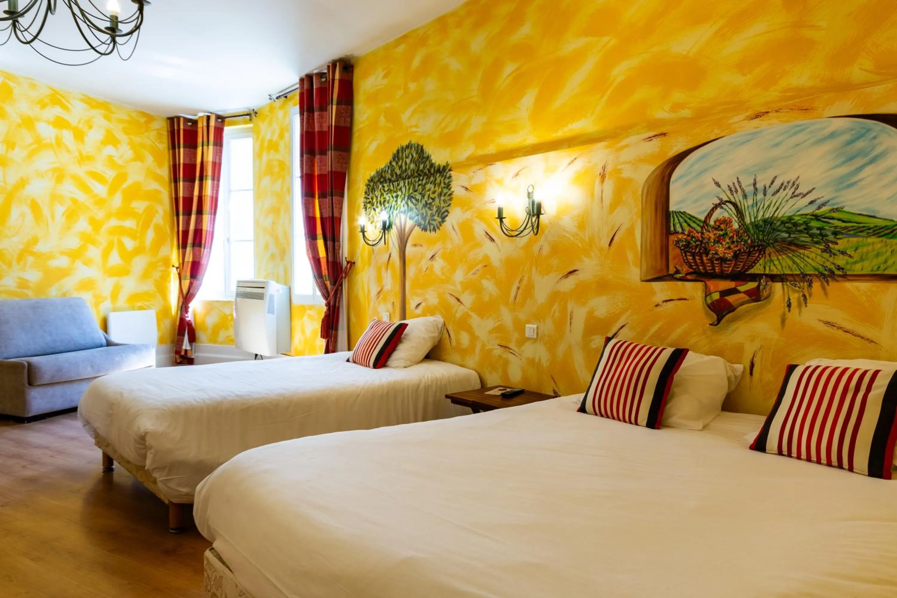 Bed in Logis Hôtel de la Tour Libourne