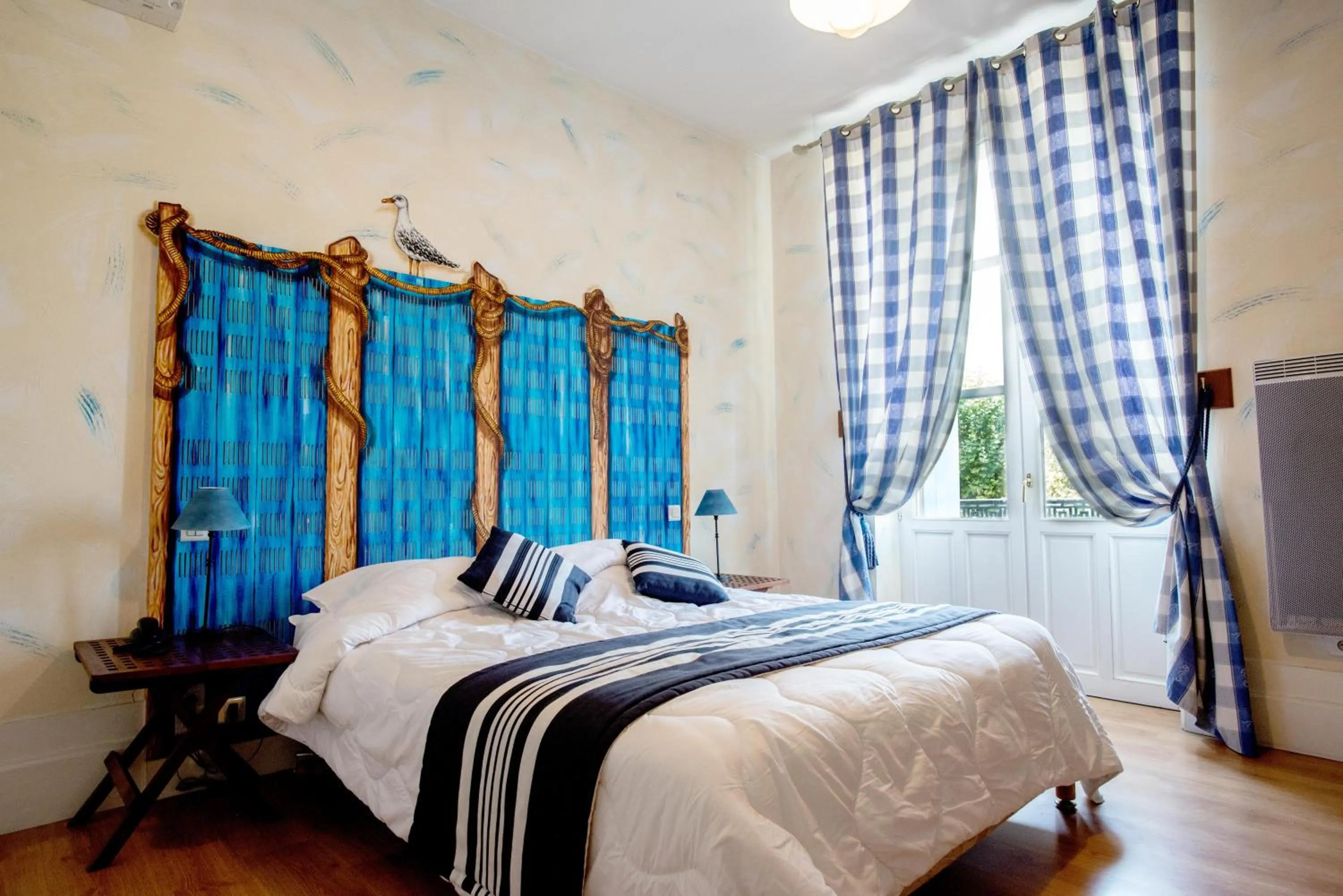 Bed in Logis Hôtel de la Tour Libourne