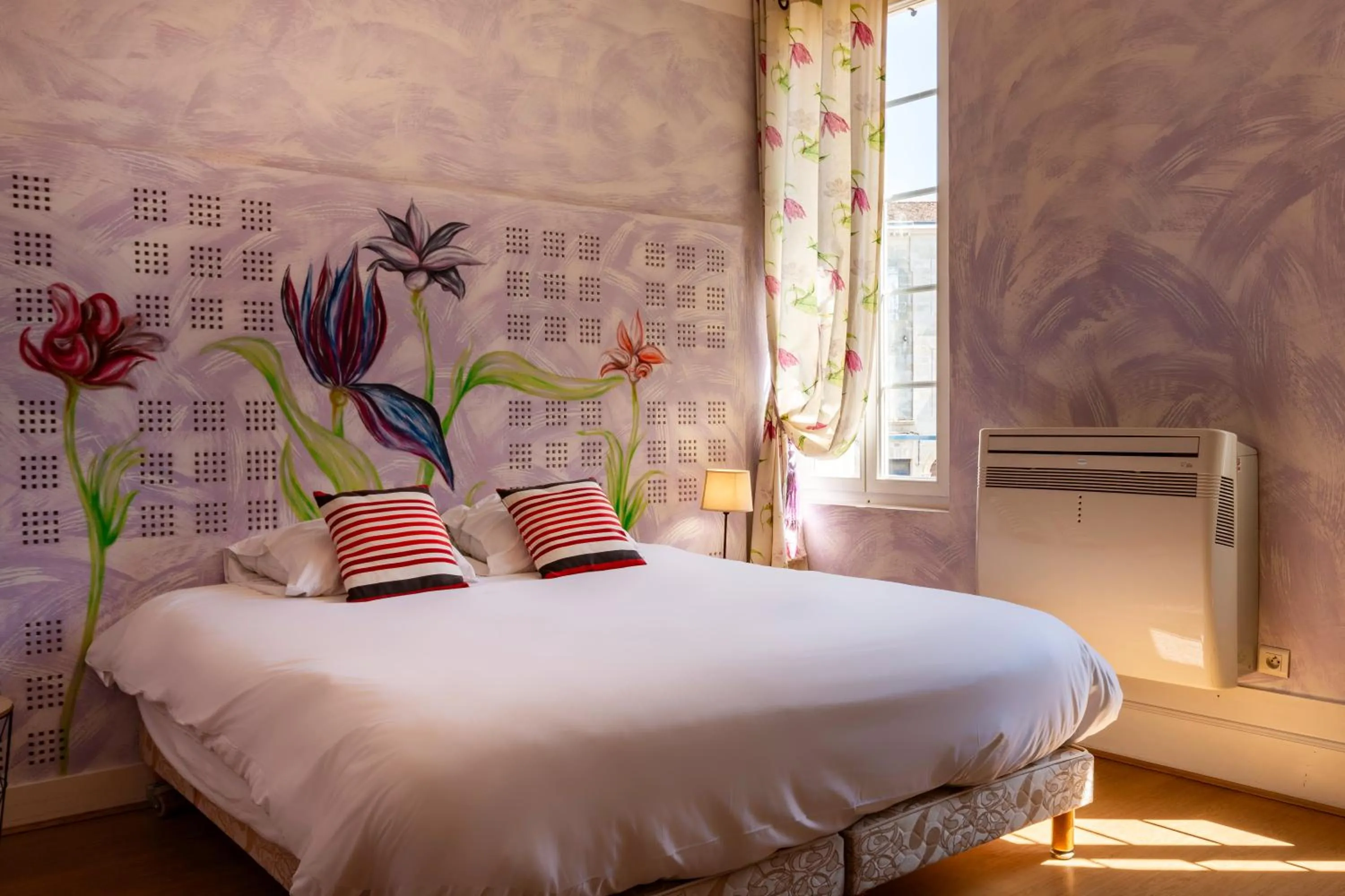 Bed in Logis Hôtel de la Tour Libourne