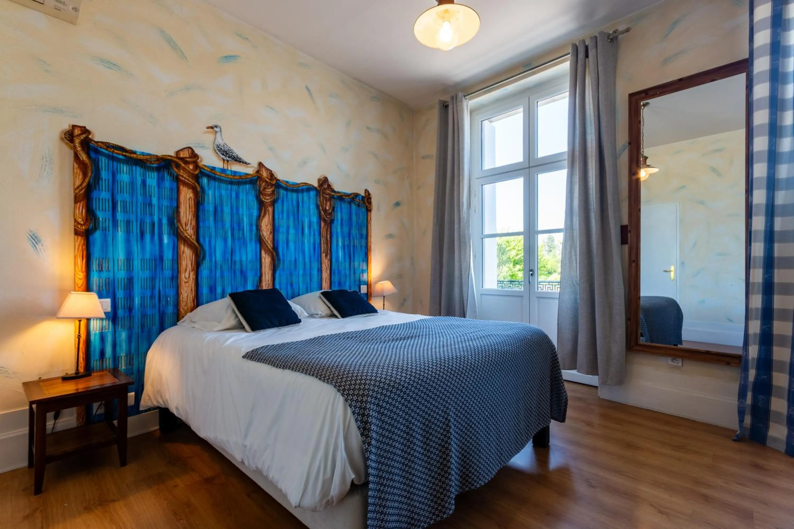 Bed in Logis Hôtel de la Tour Libourne