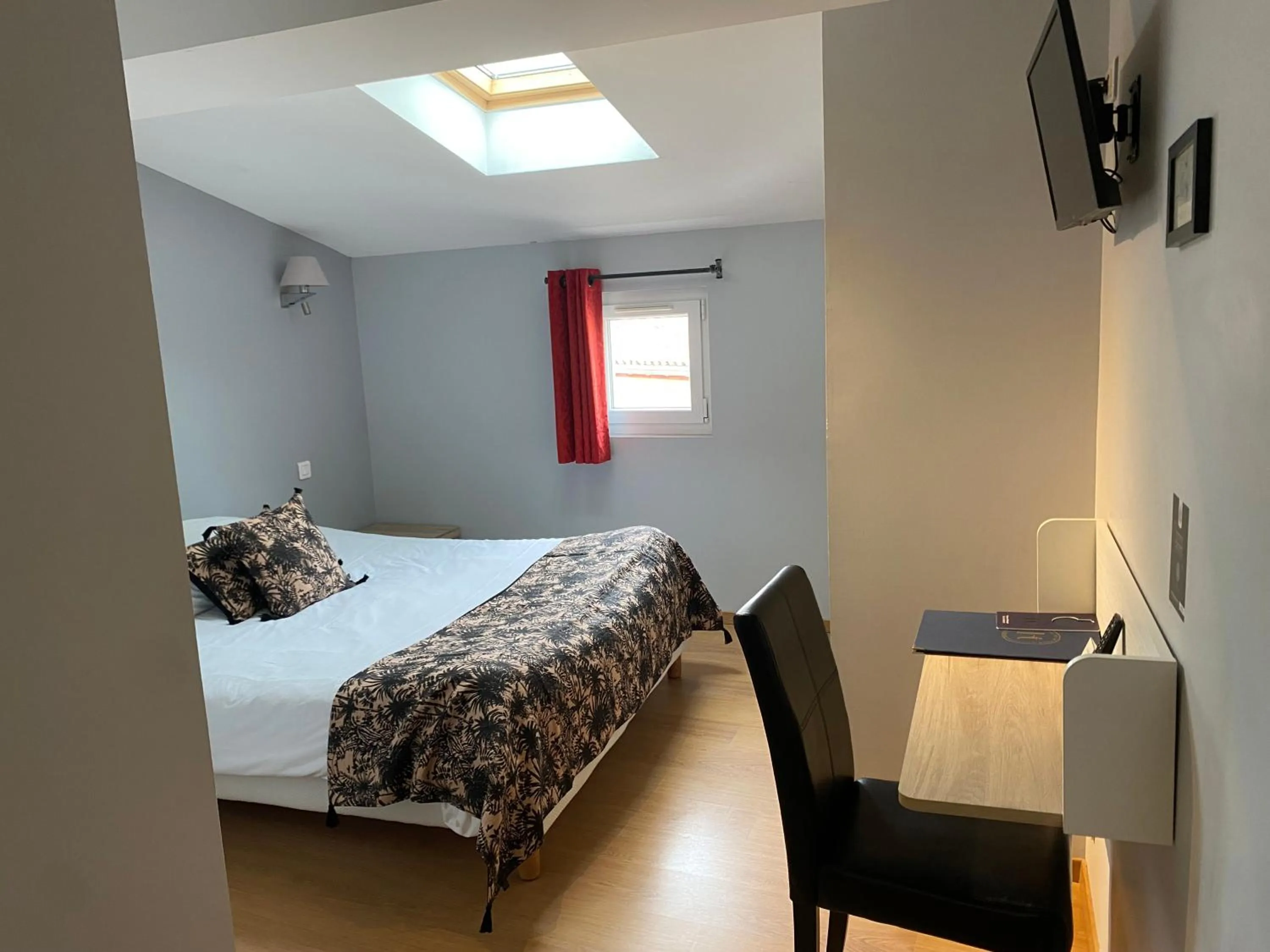 Bed in Logis Hôtel de la Tour Libourne