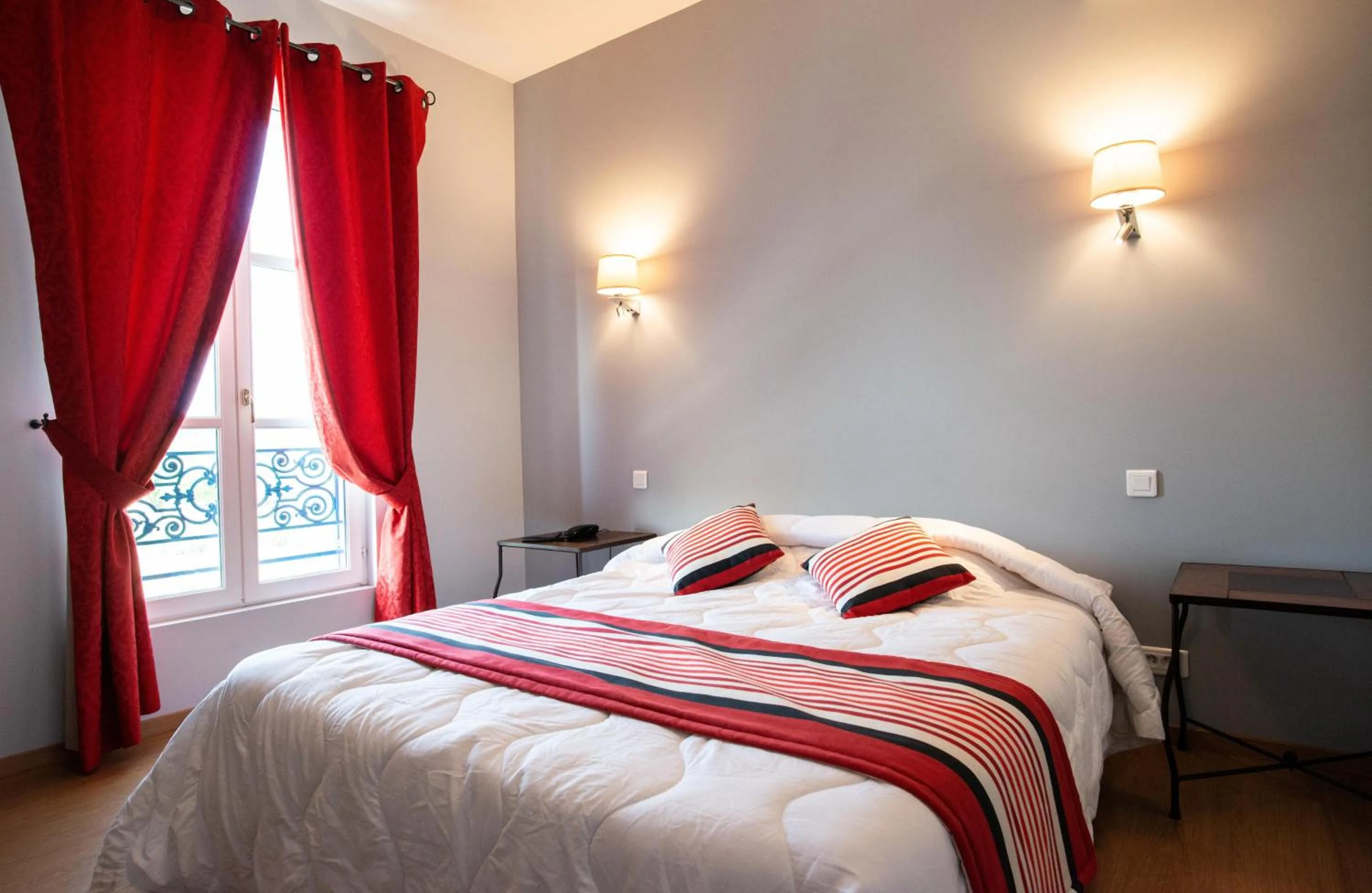 Bed in Logis Hôtel de la Tour Libourne