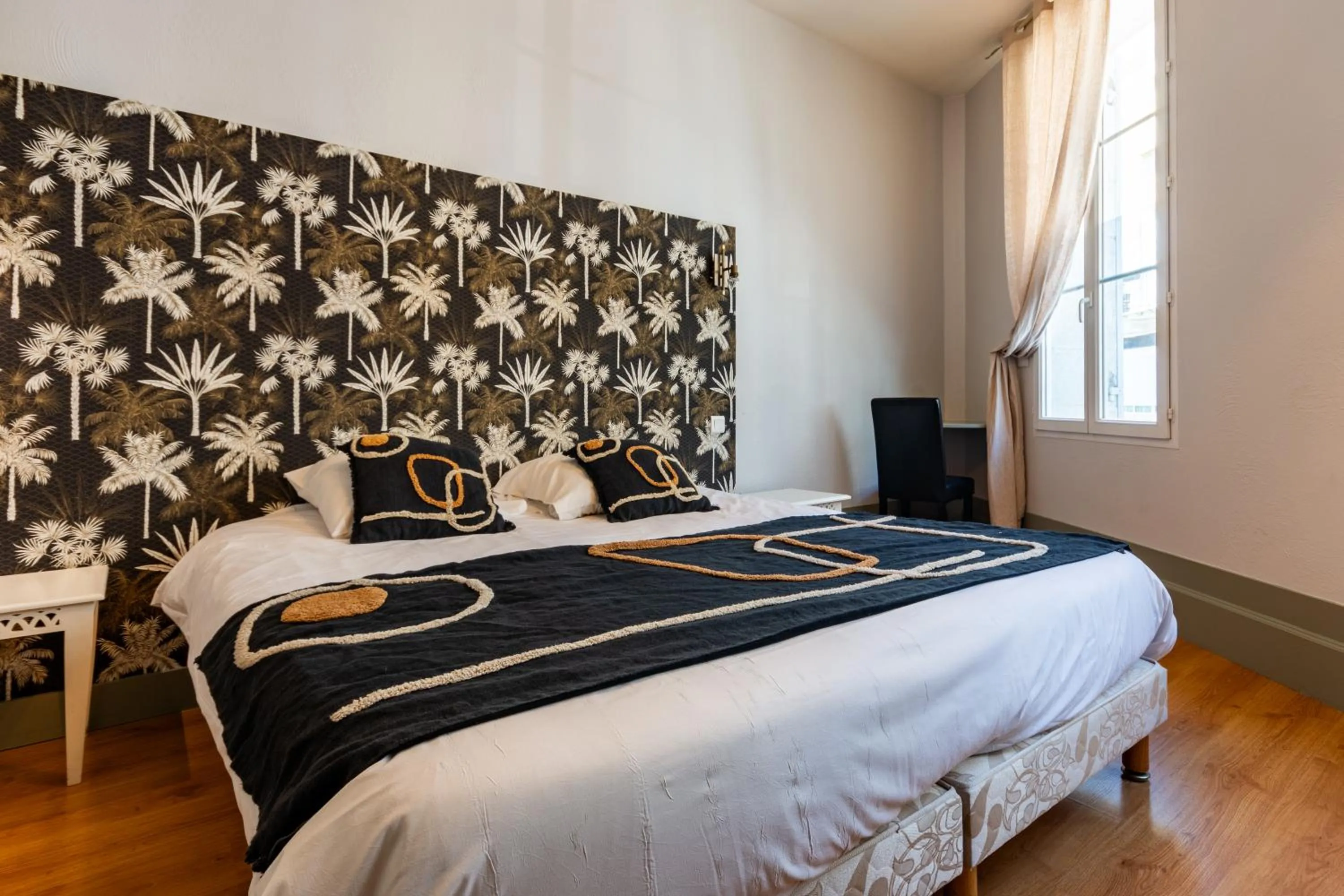 Bed in Logis Hôtel de la Tour Libourne