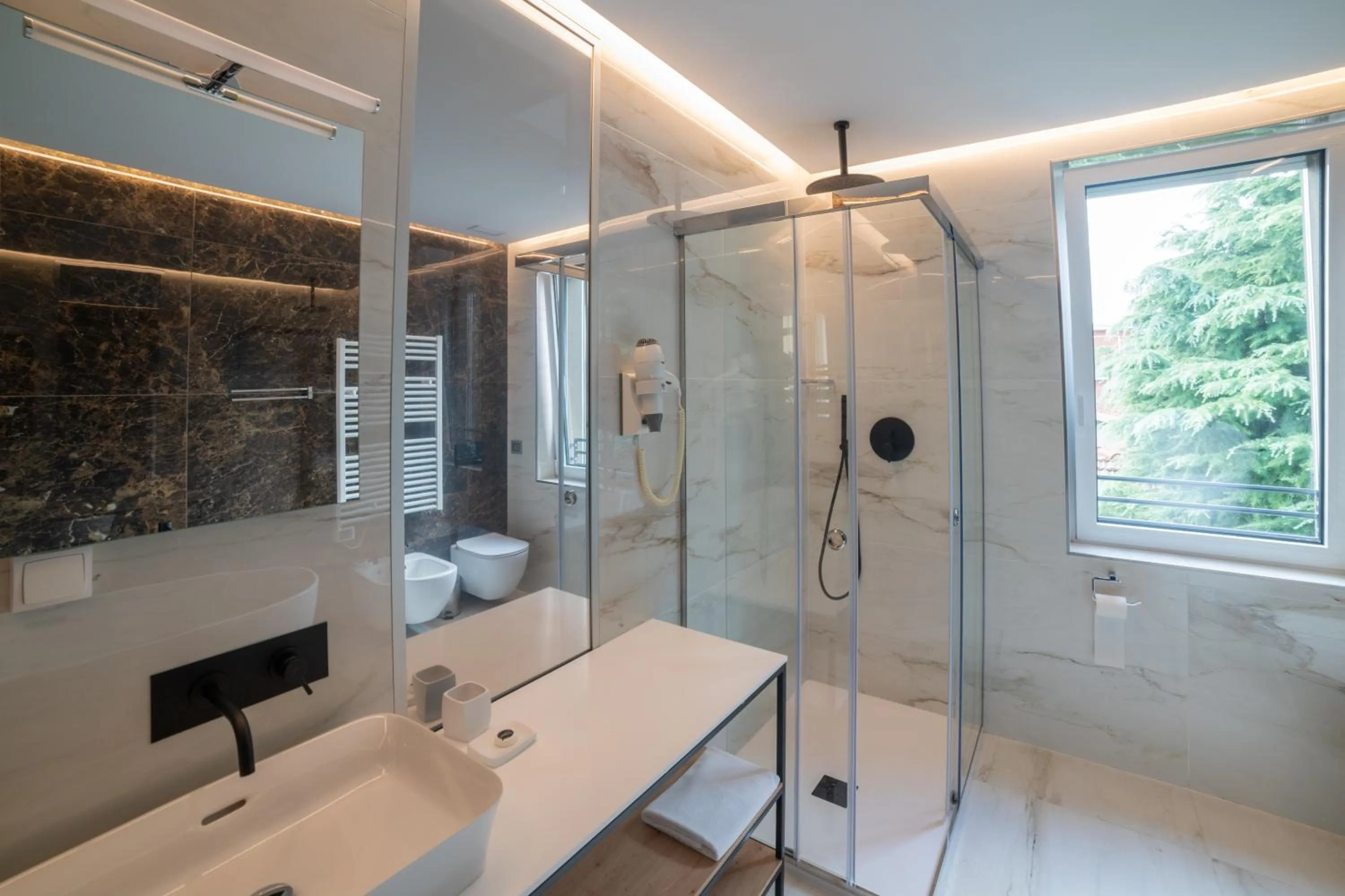 Shower in GRANDI 32 Boutique Residence