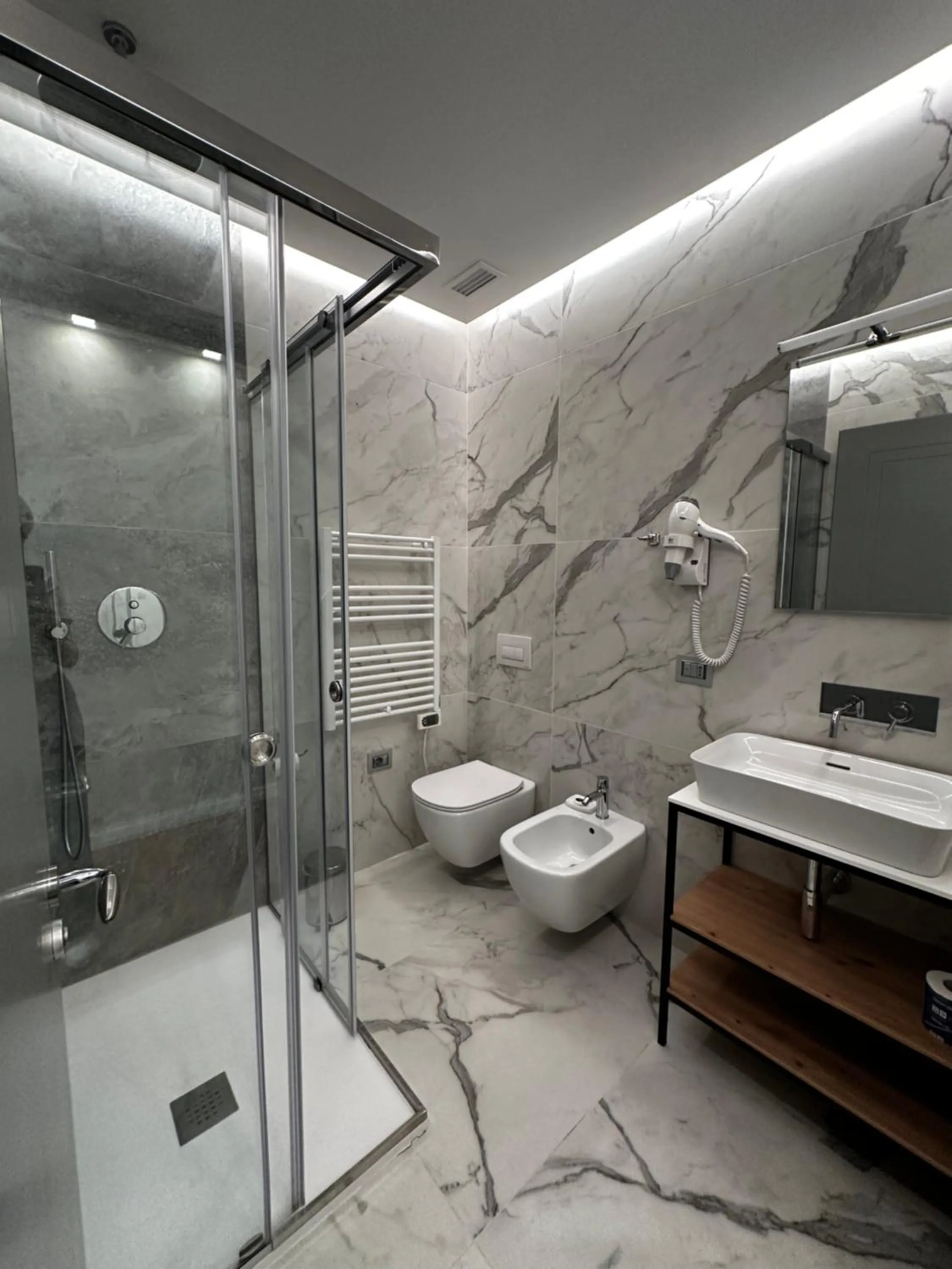 Shower in GRANDI 32 Boutique Residence