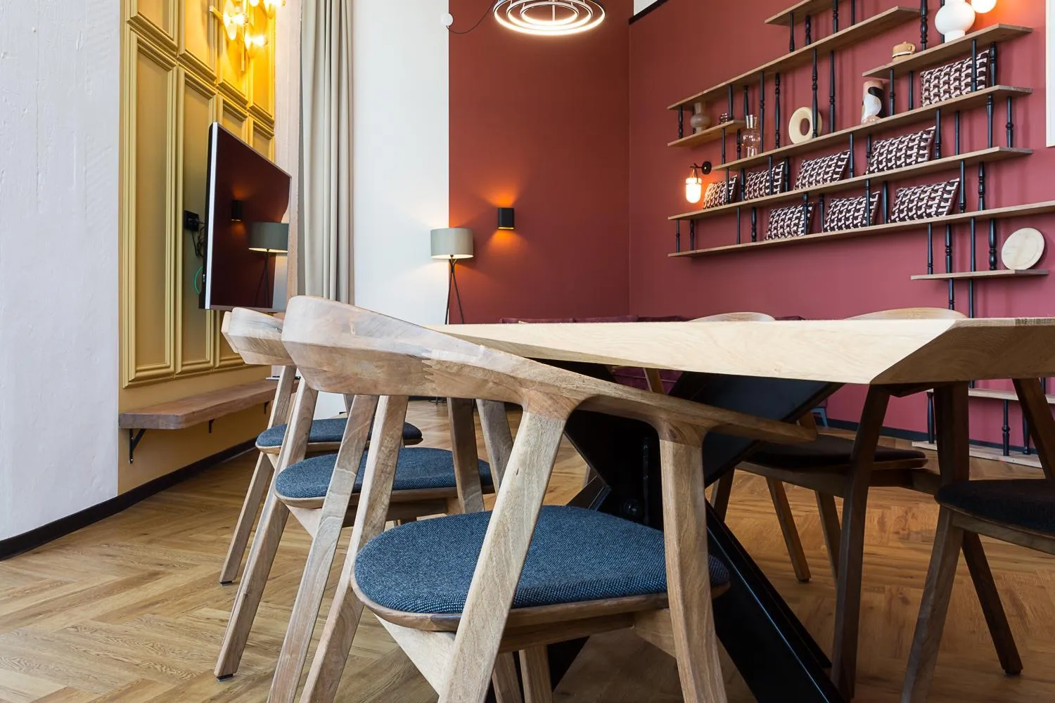 Dining area in Hotel de Timmerfabriek I Kloeg Collection