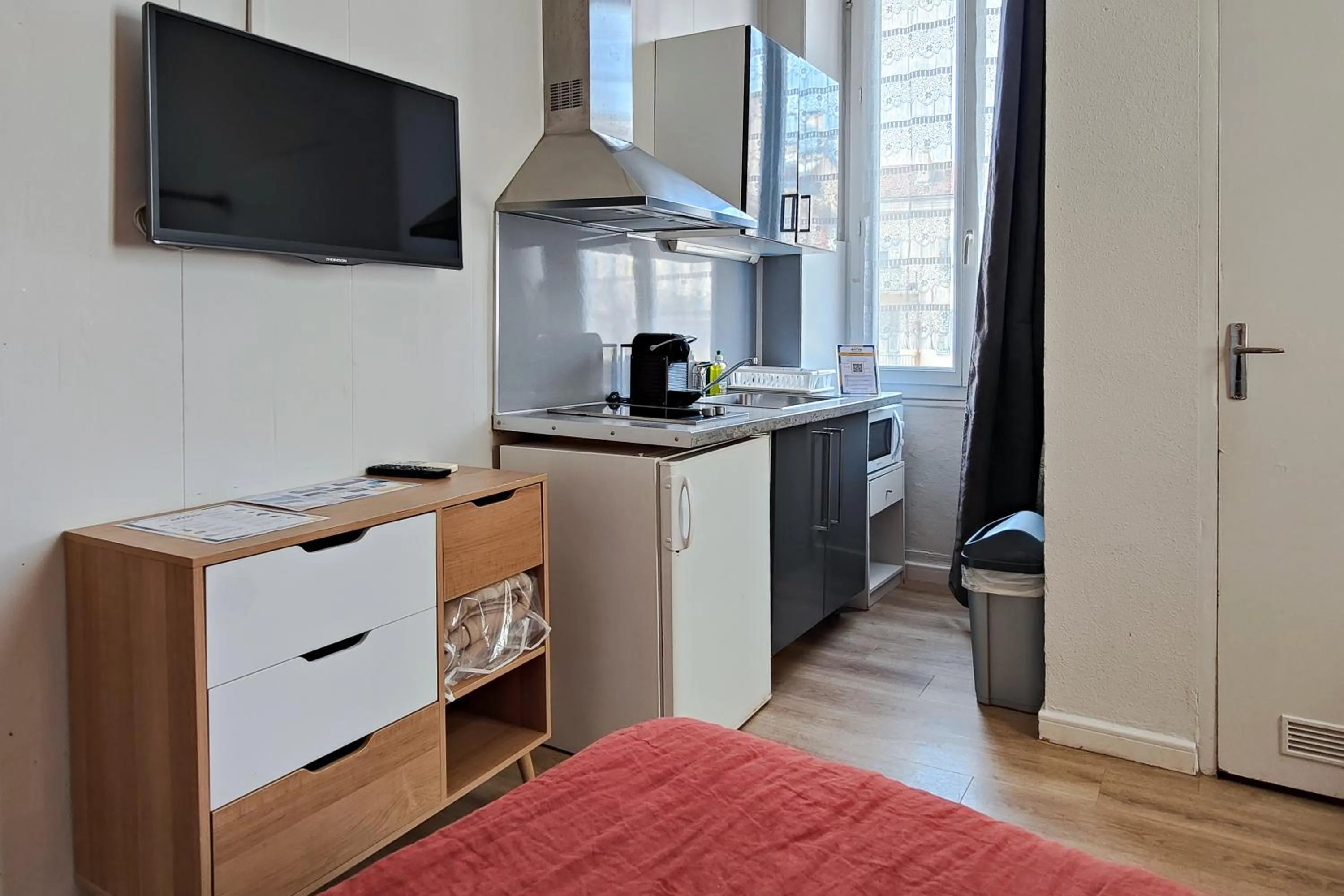 Kitchen or kitchenette in Aparthotel AMMI Nice Massena - ex Ajoupa