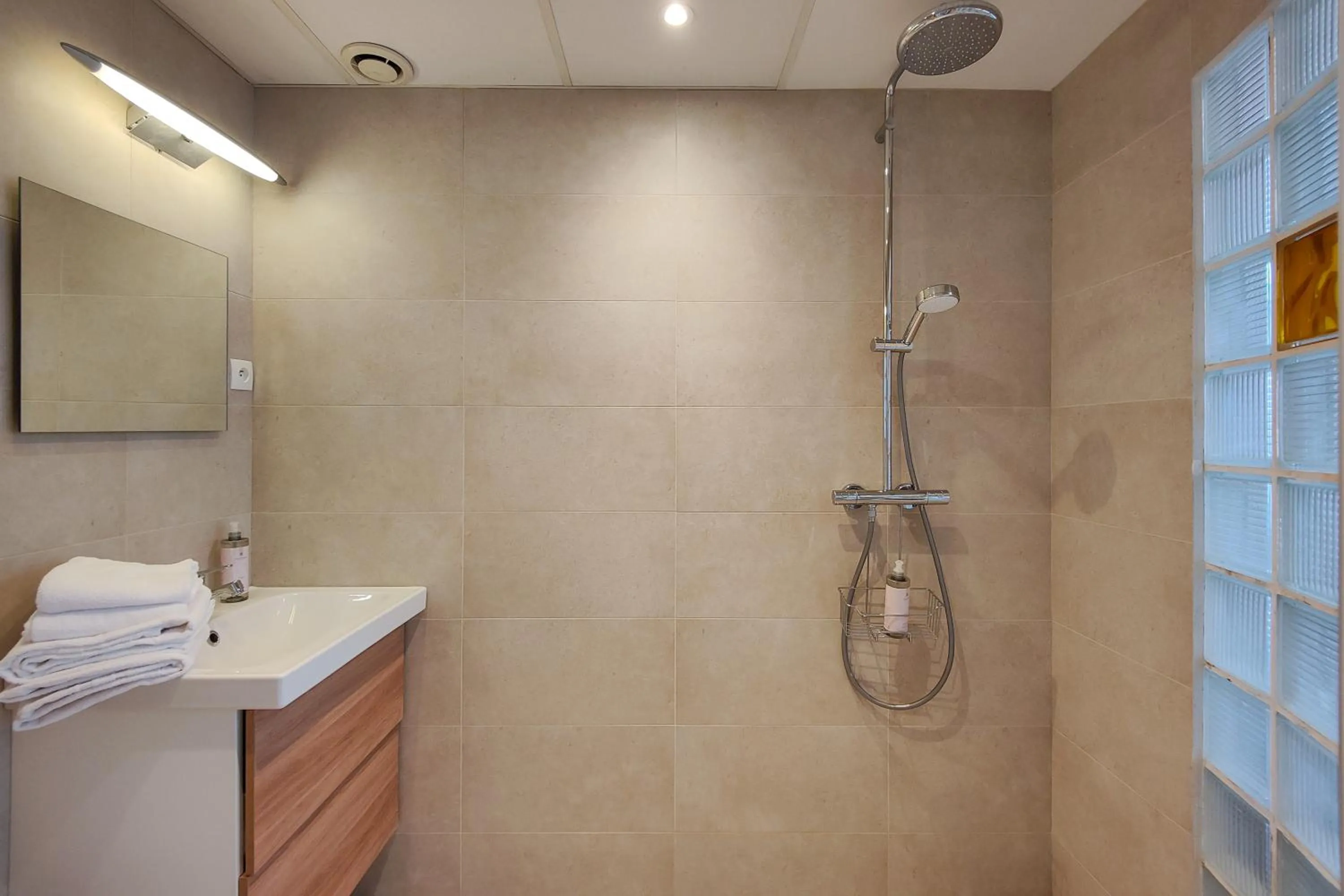 Bathroom in Aparthotel AMMI Nice Massena - ex Ajoupa