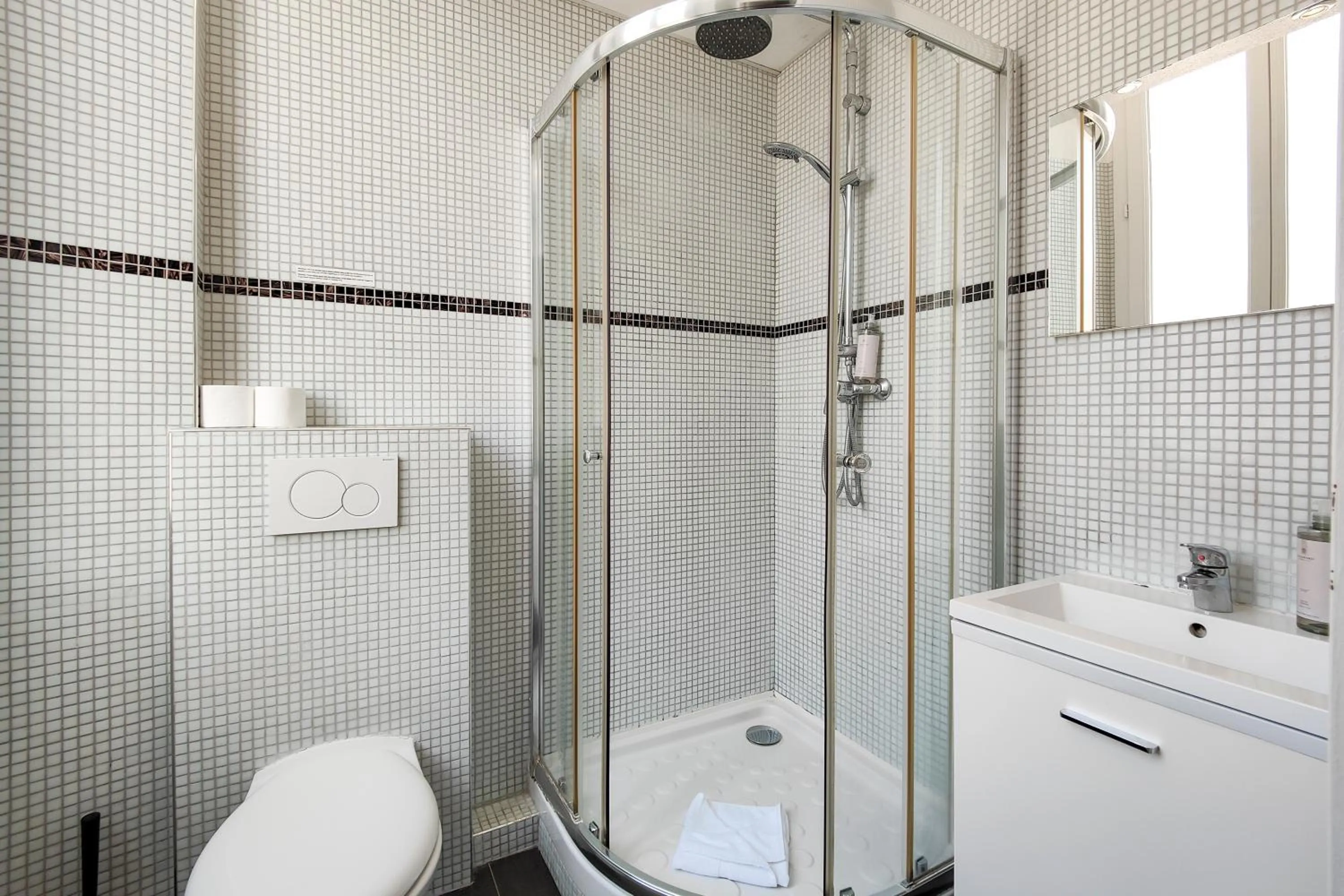 Bathroom in Aparthotel AMMI Nice Massena - ex Ajoupa