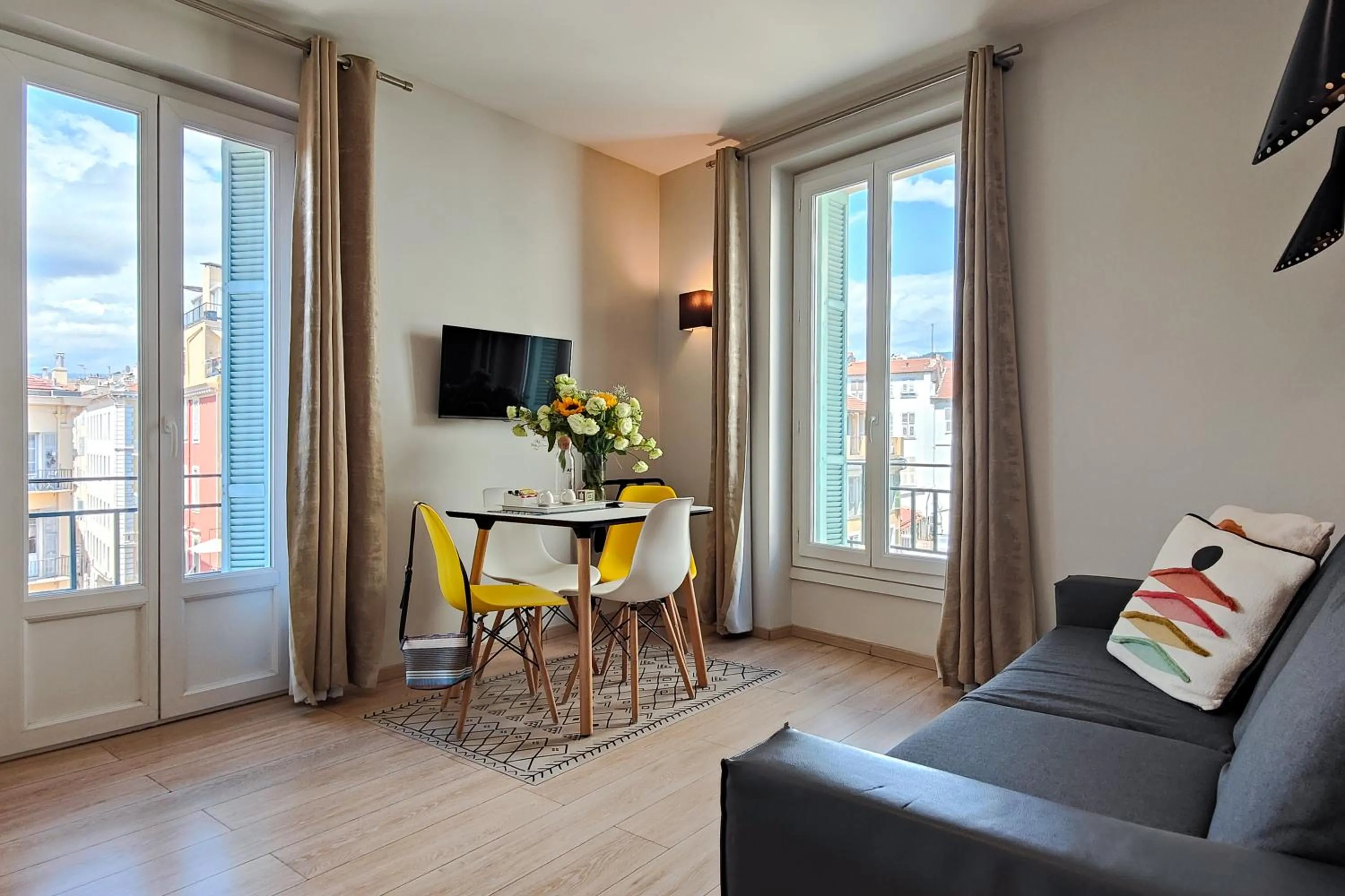 Dining area in Aparthotel AMMI Nice Massena - ex Ajoupa