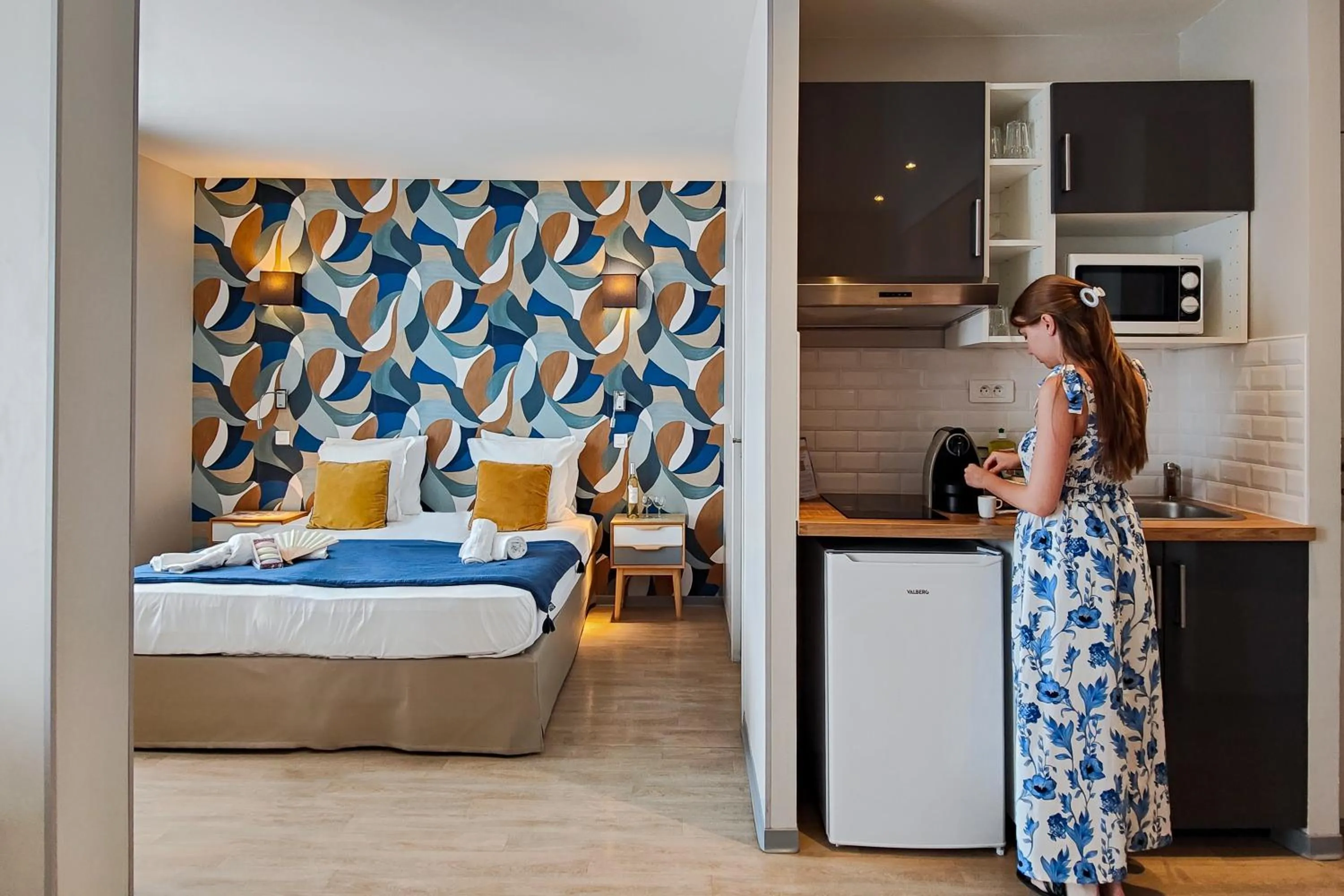 Kitchen or kitchenette, Bed in Aparthotel AMMI Nice Massena - ex Ajoupa