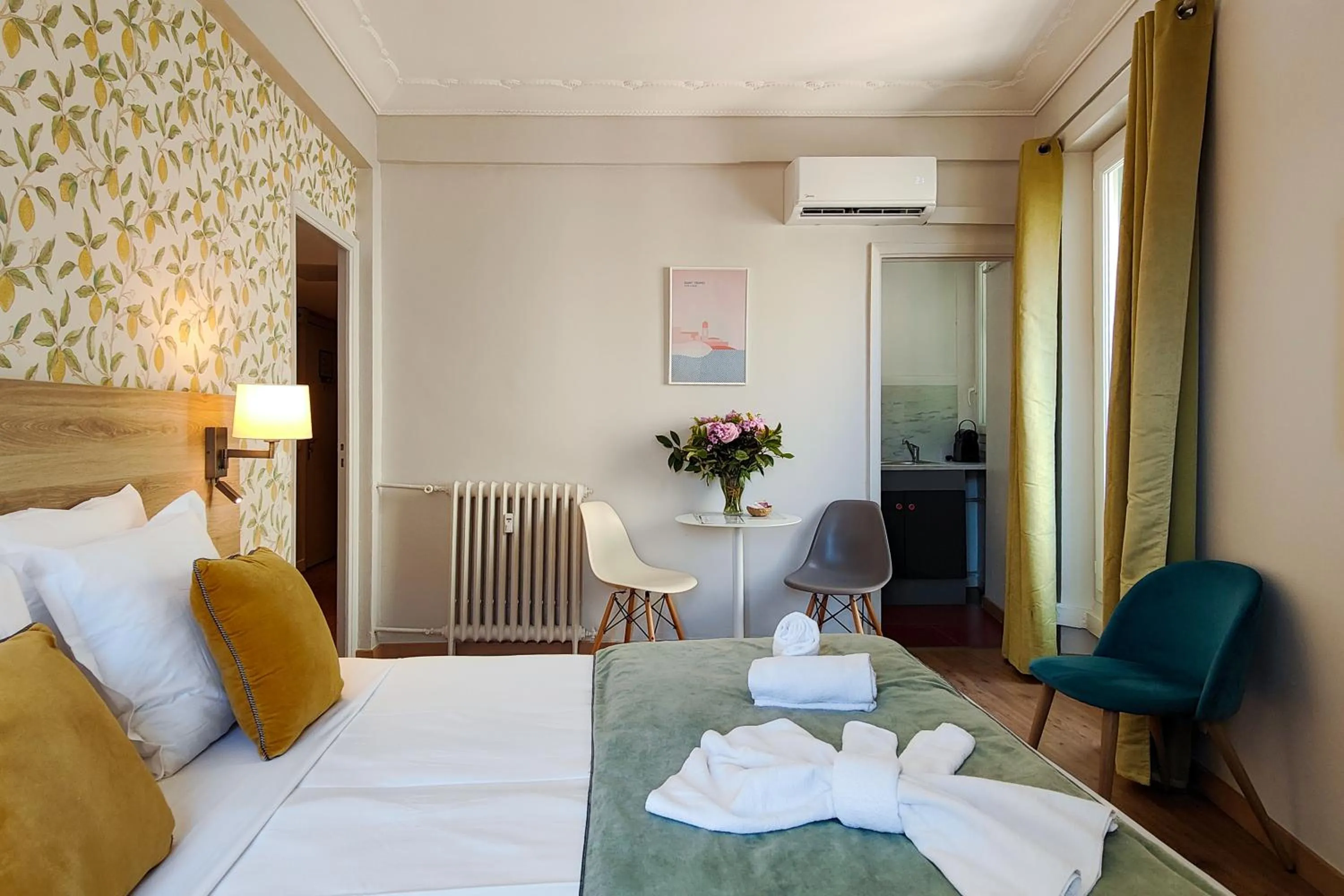 Seating area, Bed in Aparthotel AMMI Nice Massena - ex Ajoupa