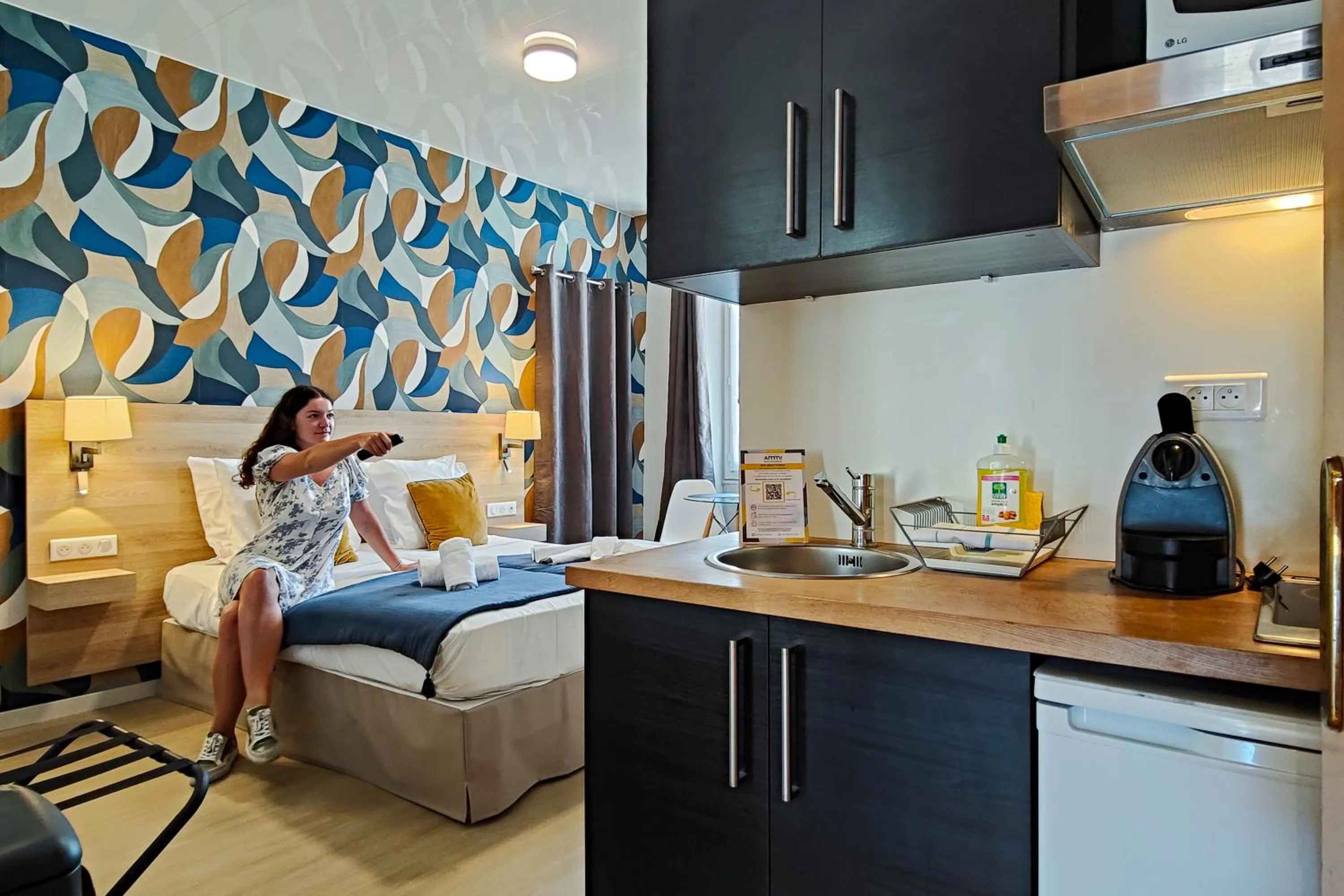 Kitchen or kitchenette, Bed in Aparthotel AMMI Nice Massena - ex Ajoupa