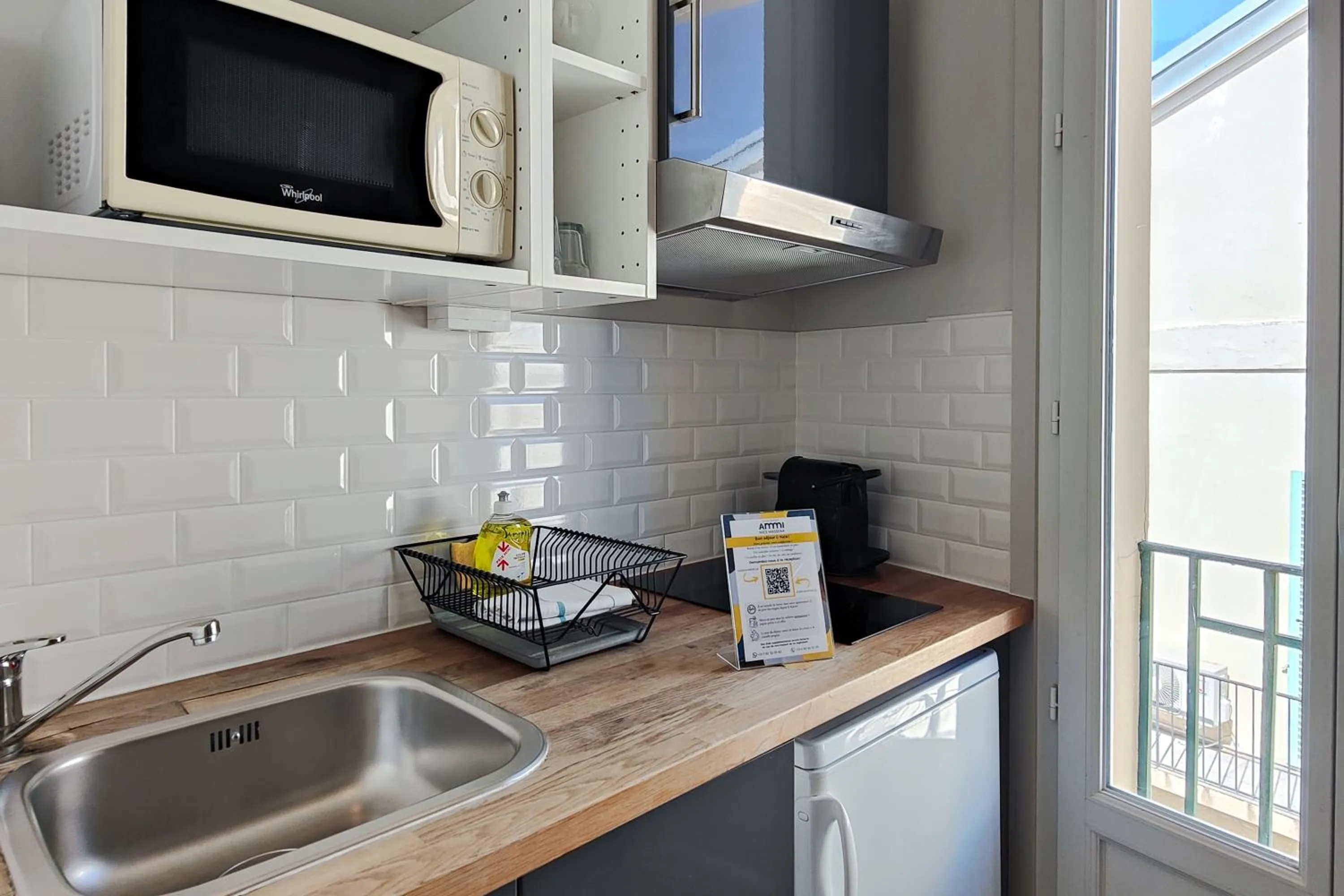 Kitchen or kitchenette in Aparthotel AMMI Nice Massena - ex Ajoupa