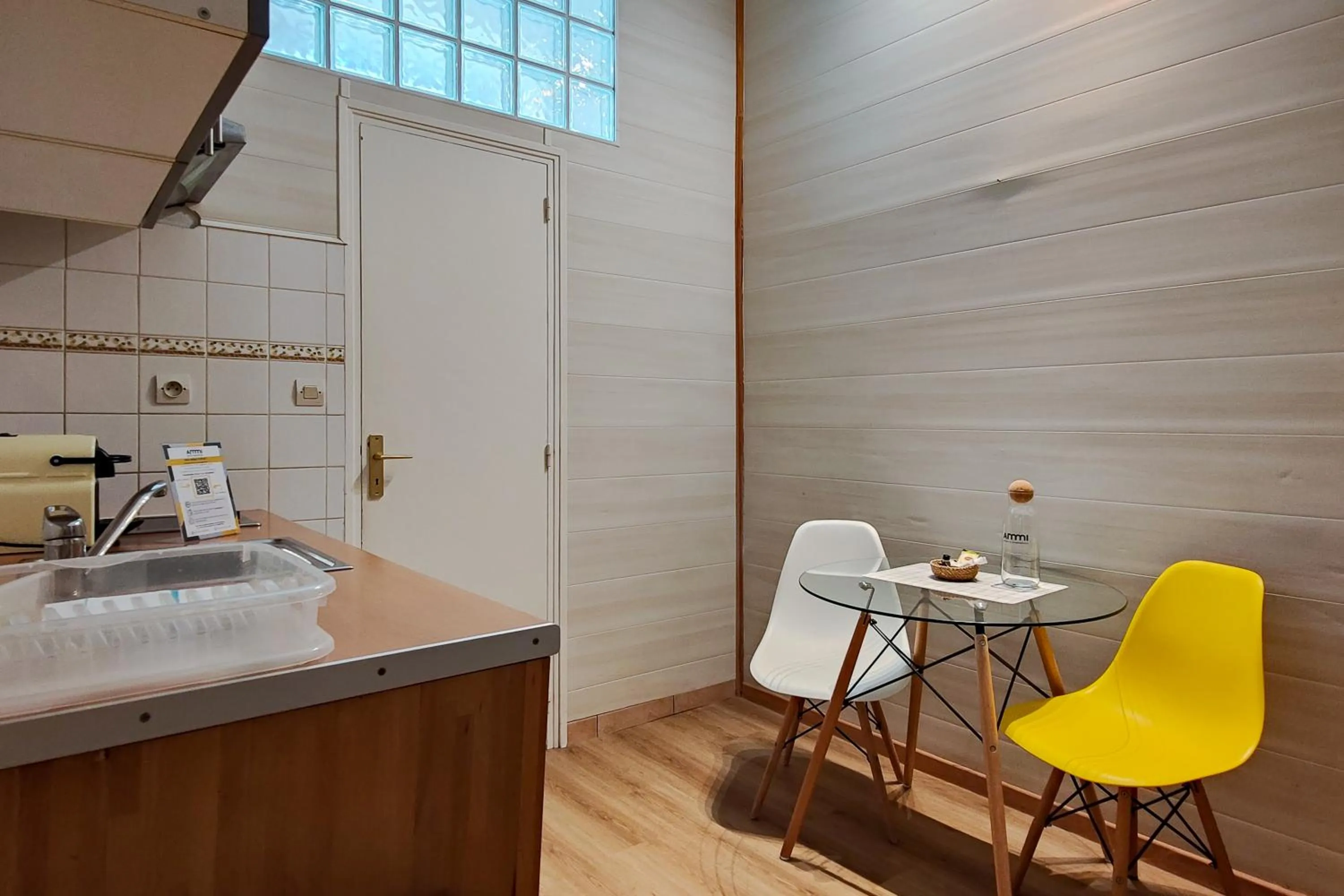 Kitchen or kitchenette in Aparthotel AMMI Nice Massena - ex Ajoupa