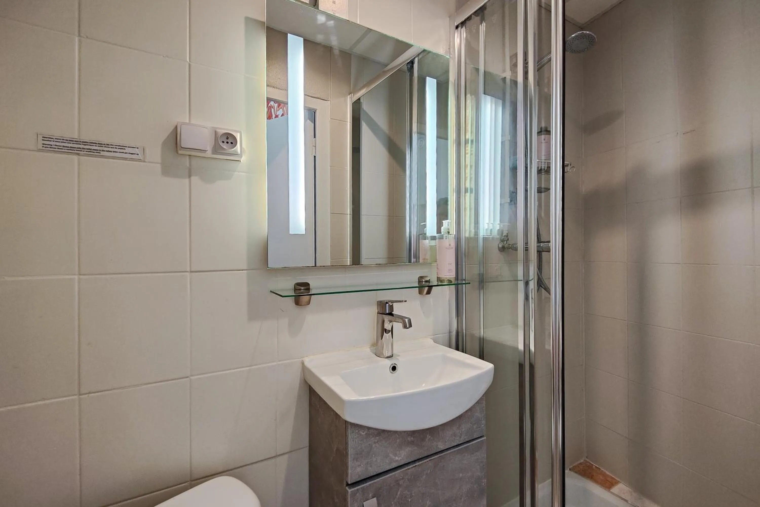 Bathroom in Aparthotel AMMI Nice Massena - ex Ajoupa